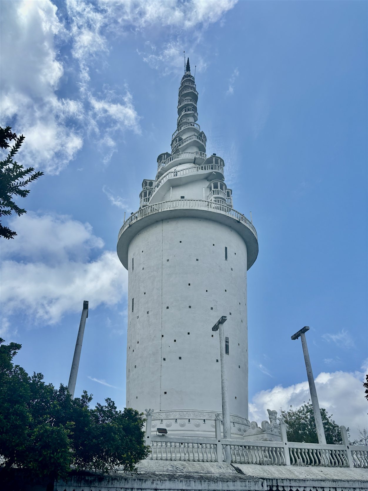 Ambuluwawa Tower met spiraaltrap bij Kandy