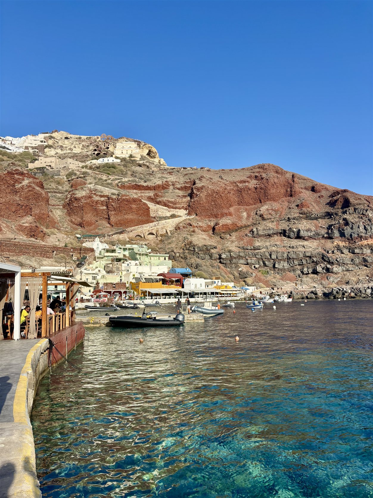 Trappenpad naar Amoudi Bay langs de rode rotsen, Santorini