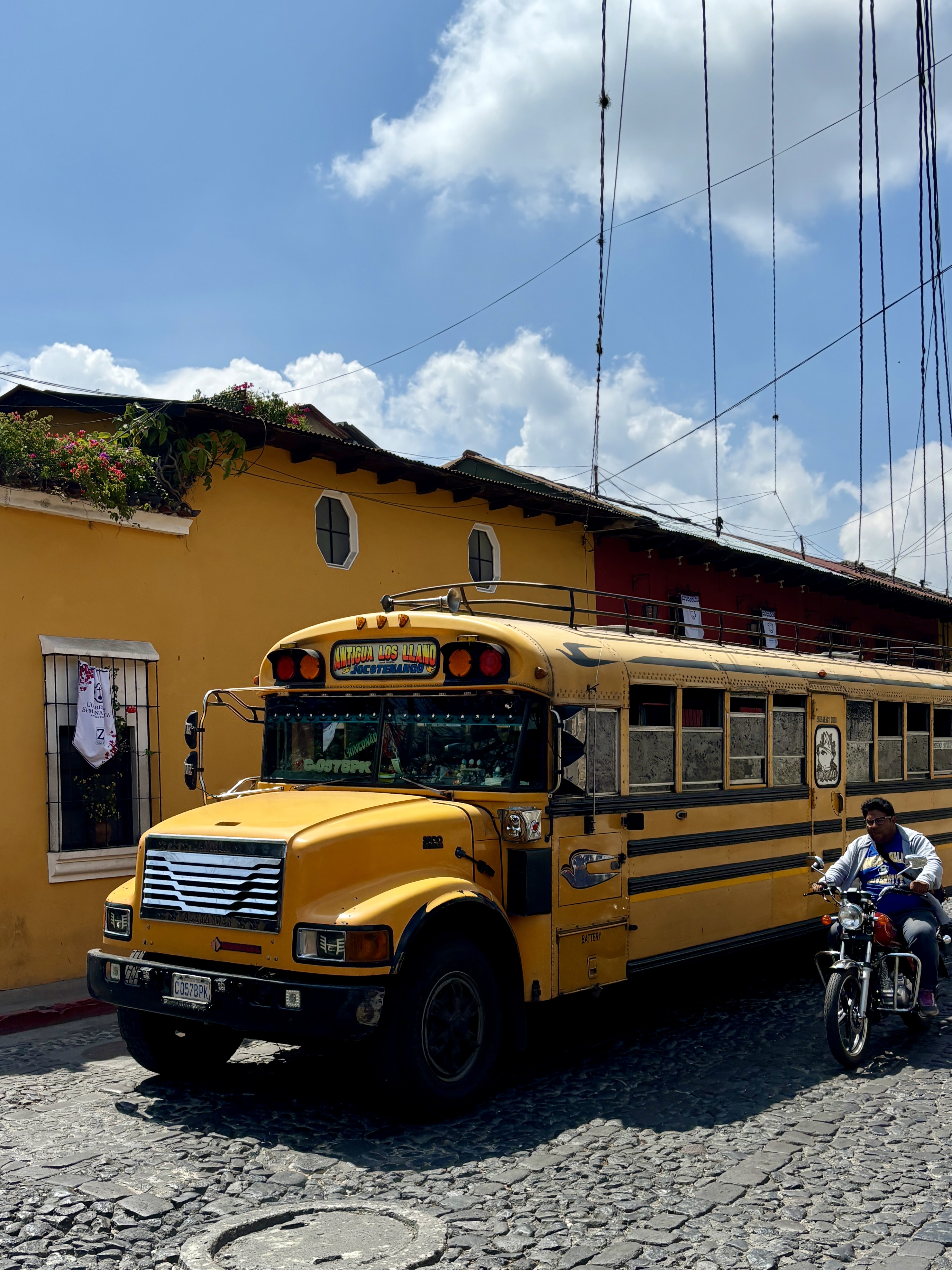 Kleurrijke chicken bus in de straten van Antigua