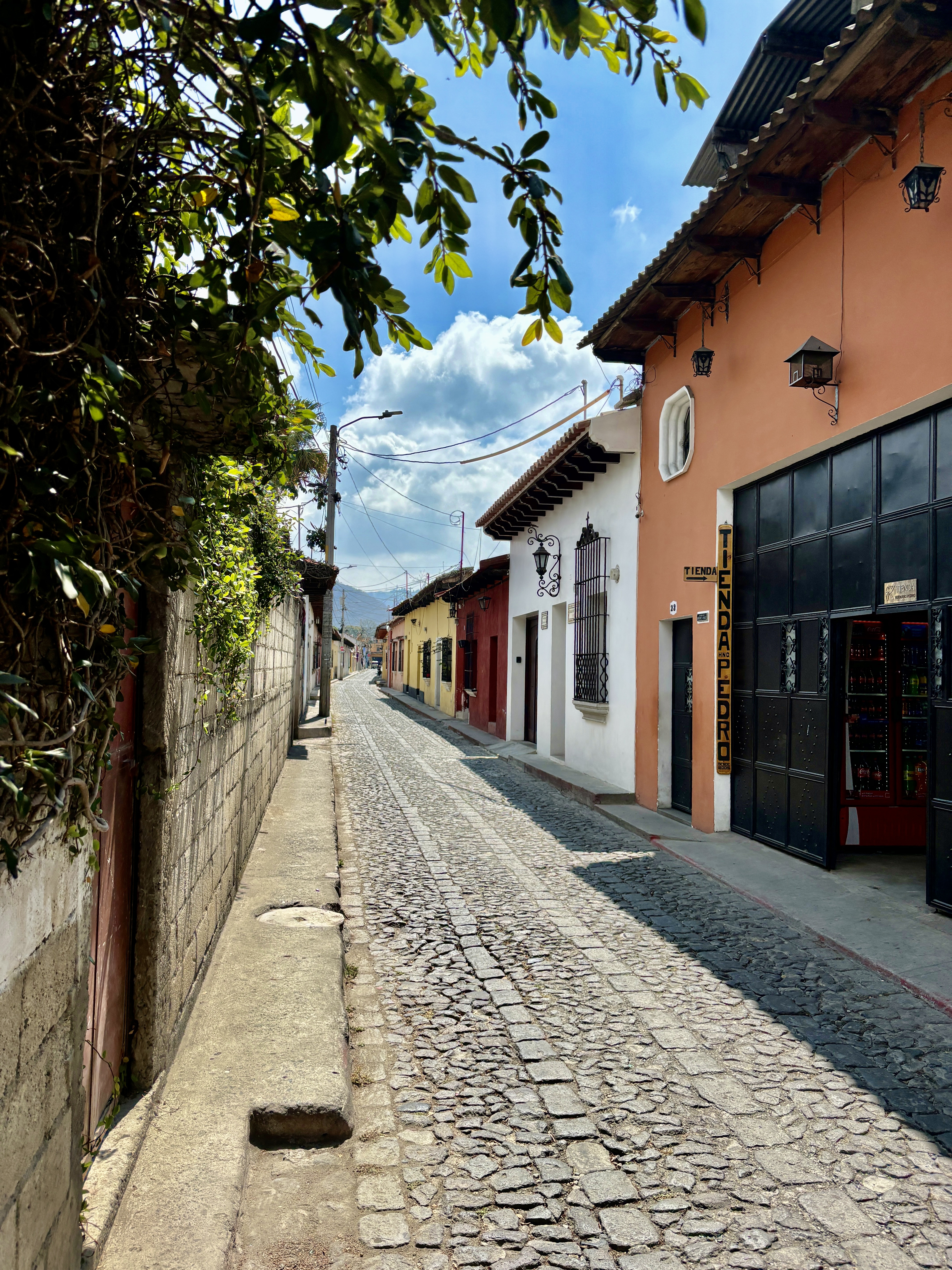 Rustig straatje met een kleine tienda in Antigua