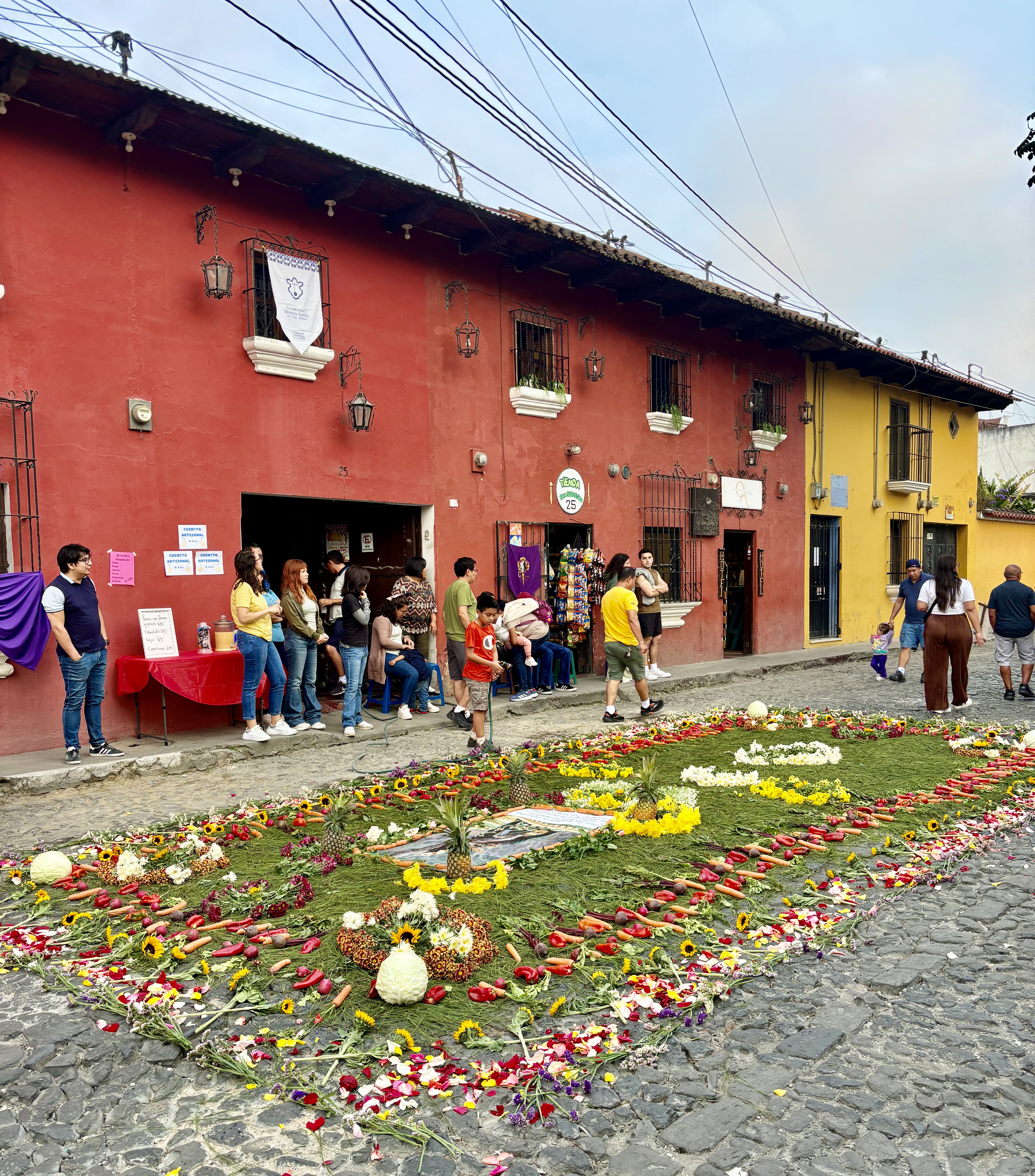 Een bloementapijt tijdens Semana Santa op straat in Antigua