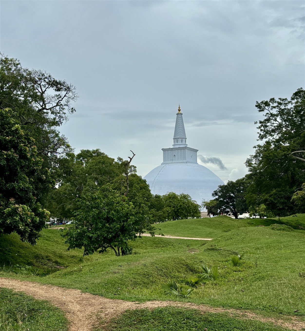 Ruwanweli Maha Seya-dagoba in de oude stad van Anuradhapura