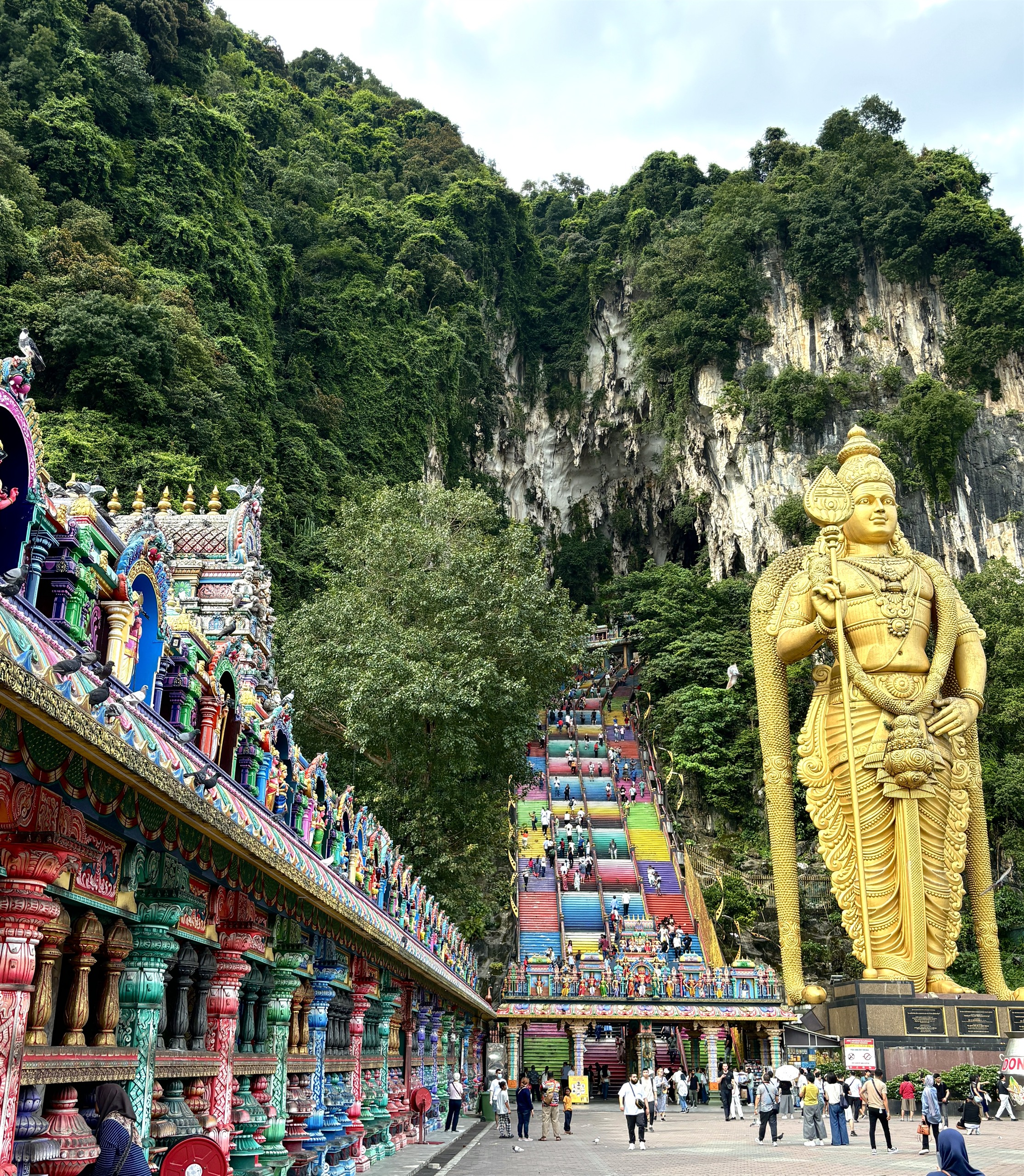 De kleurrijke trappen naar de Batu Caves