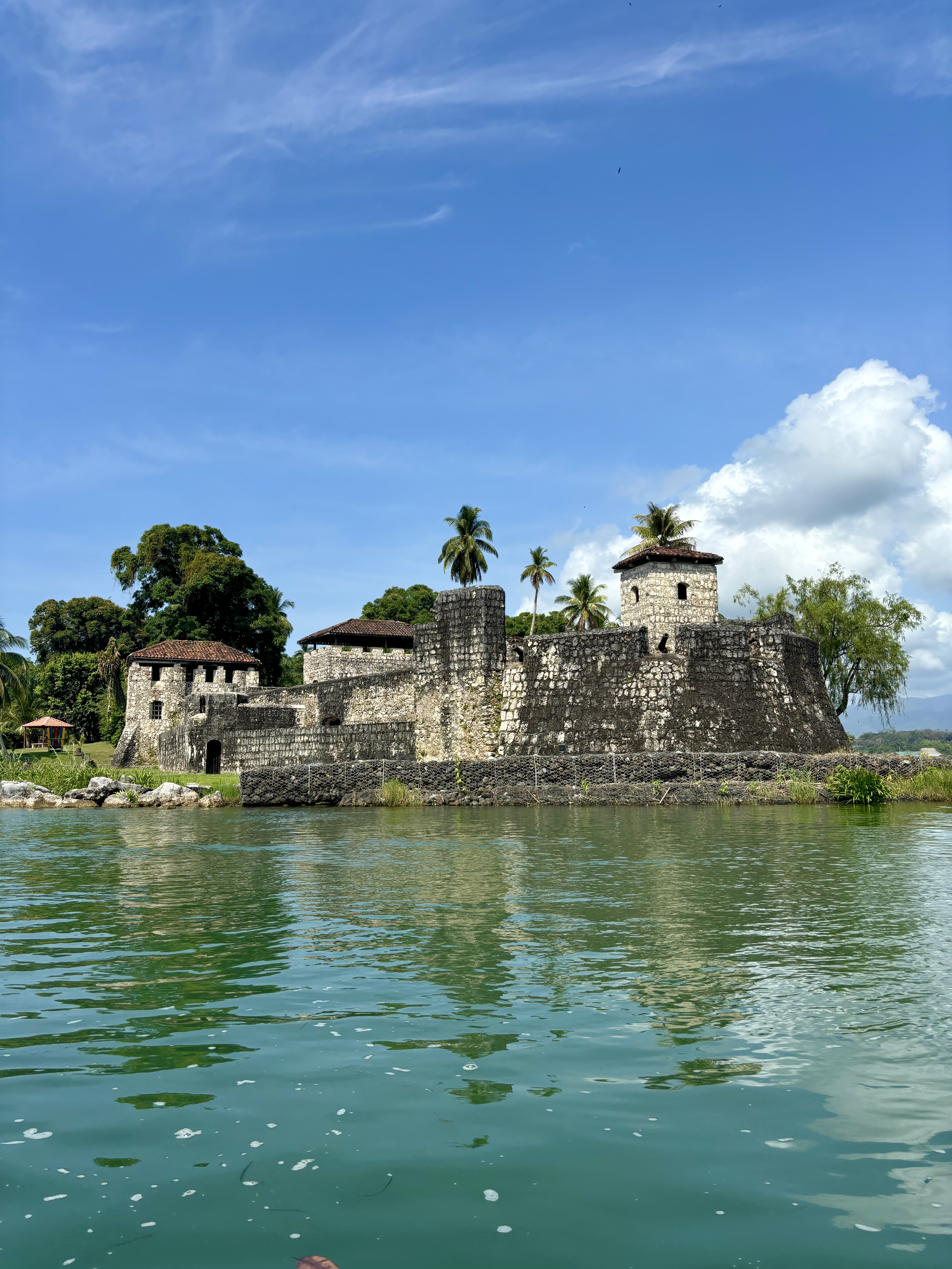 Het Castillo de San Felipe langs de rivier