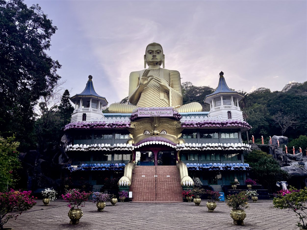 Gouden Boeddhabeeld bij de Golden Temple van Dambulla