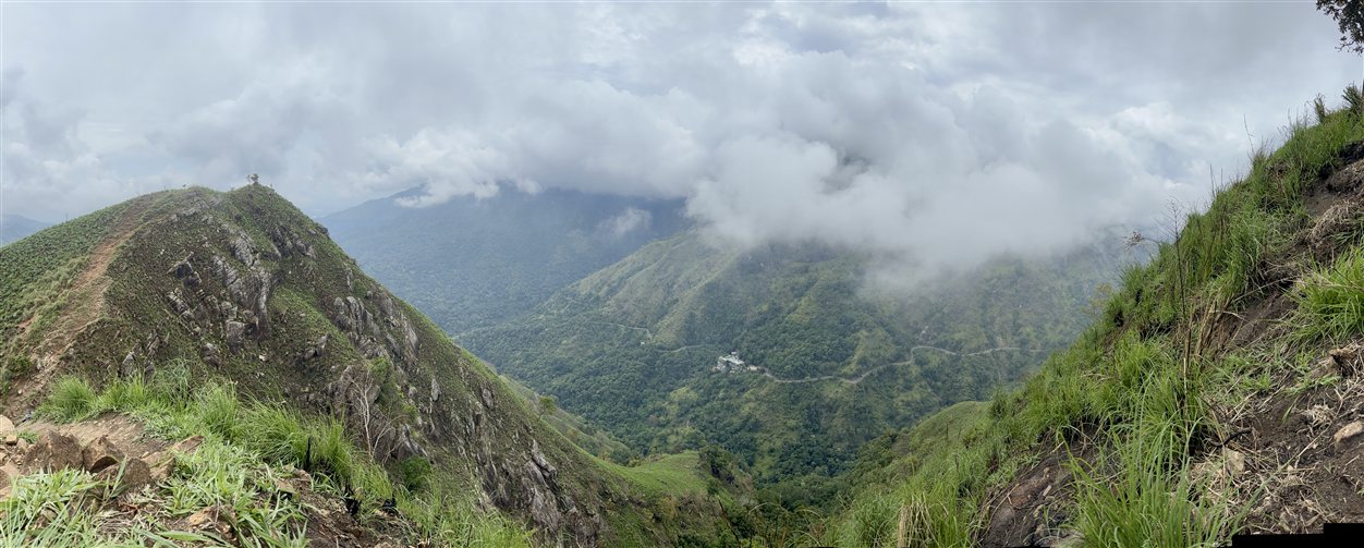 Zicht op de omgeving vanaf Little Adam's Peak bij Ella