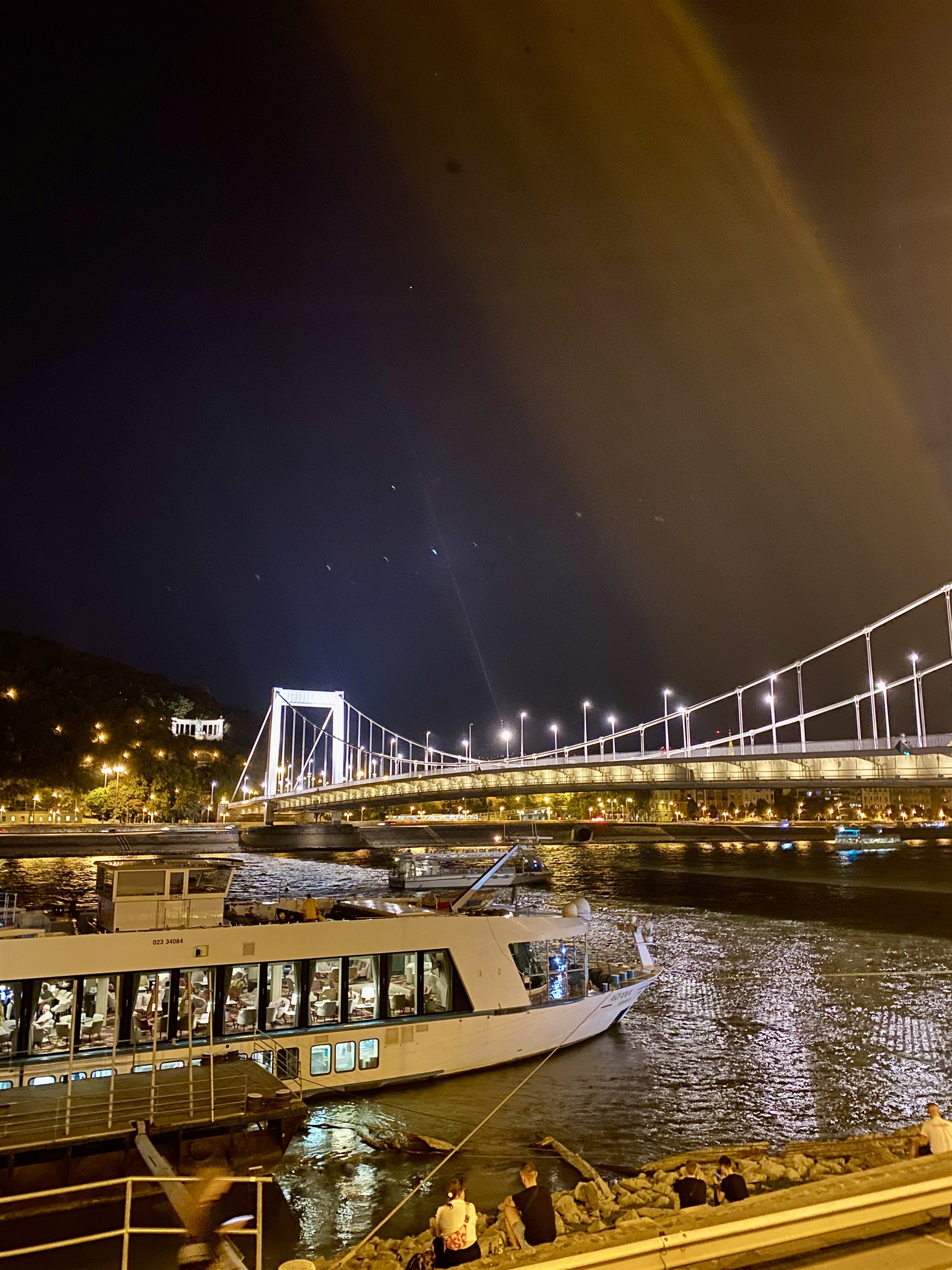 Erzs&eacute;bet-brug bij nacht, Boedapest