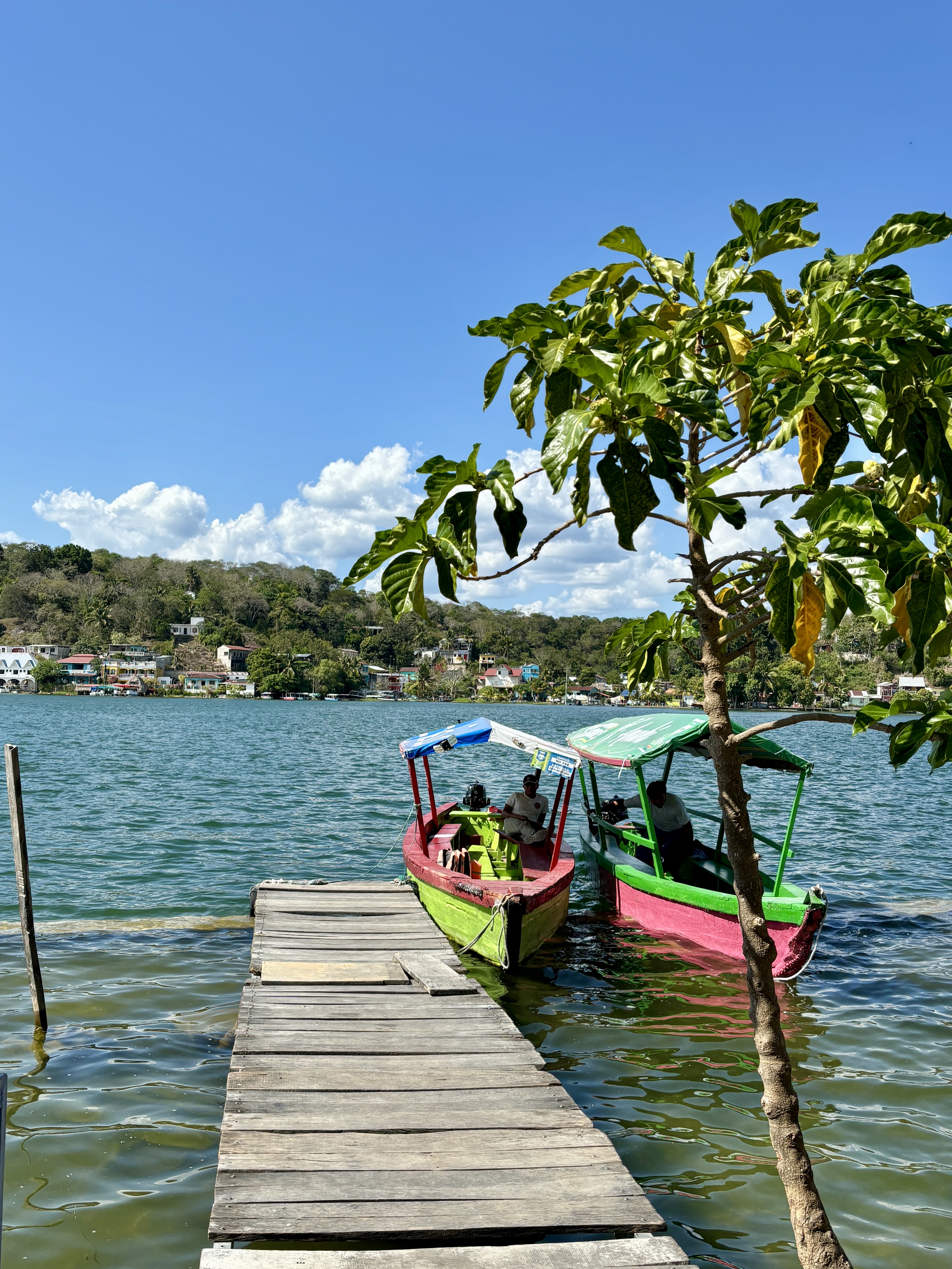 Watertaxi's op het Pet&eacute;n-meer met Flores op de achtergrond
