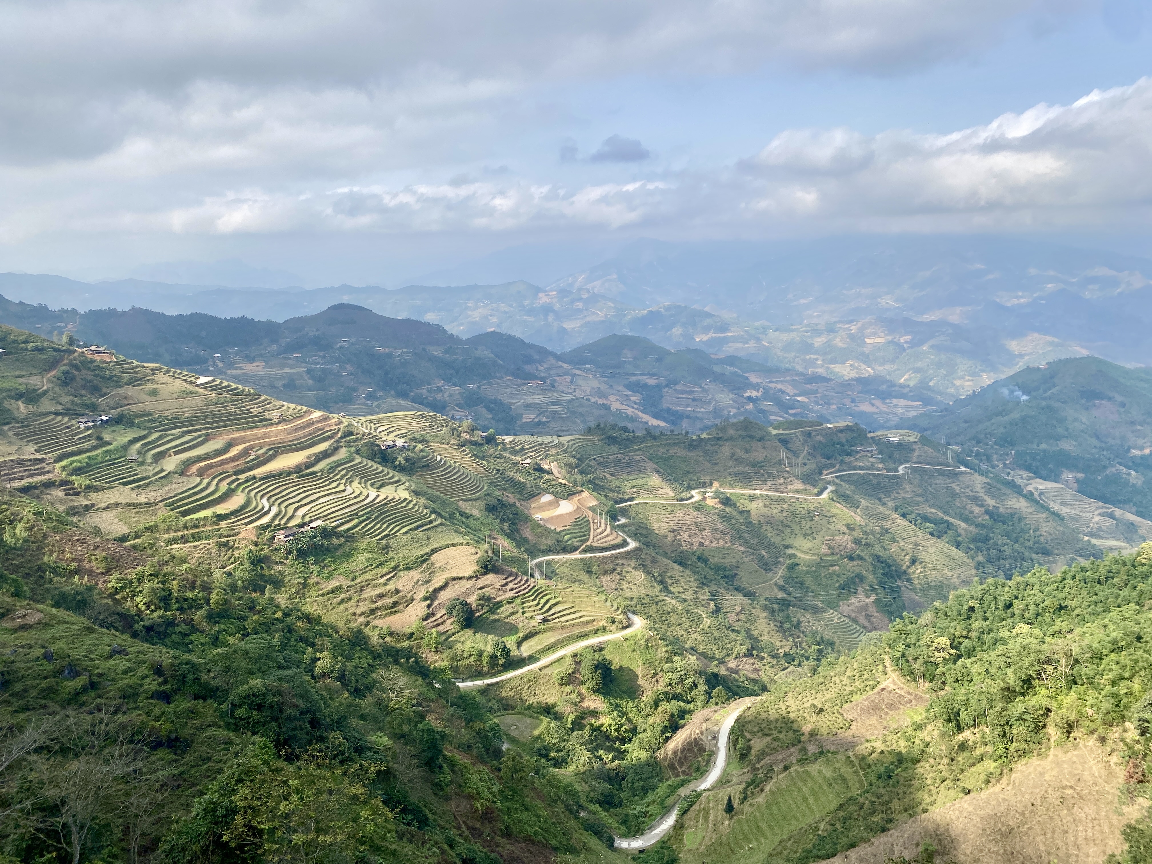 Terrasvormige rijstvelden tijdens de Ha Giang Loop