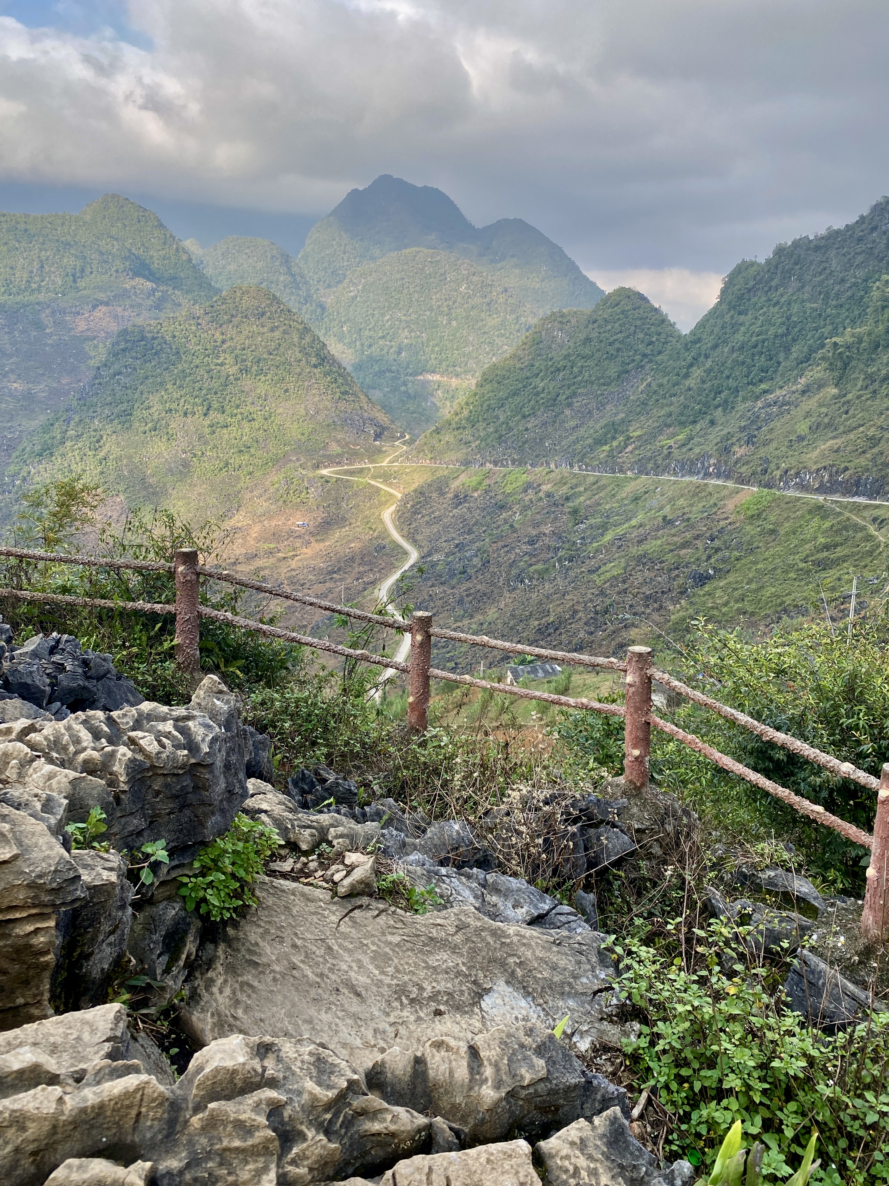 Kronkelende bergweg tijdens de Ha Giang Loop