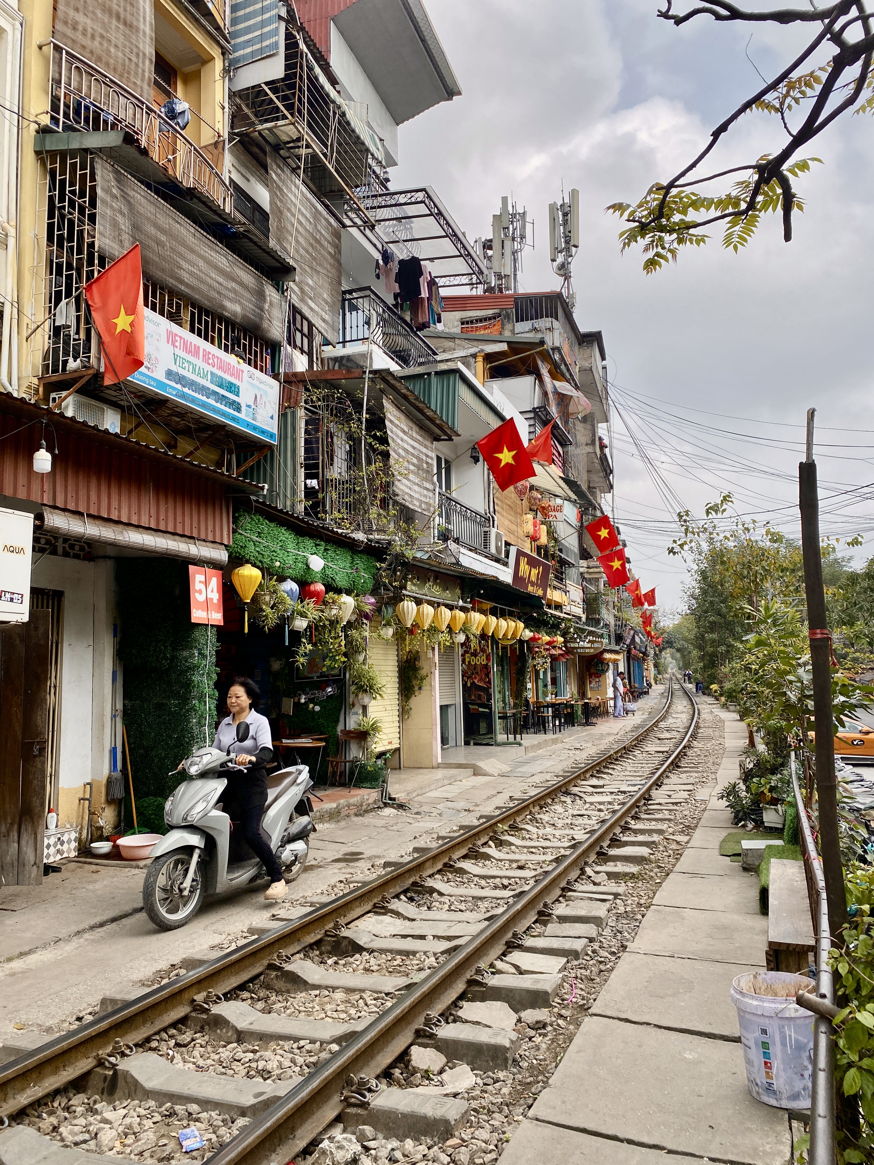 De spoorlijn door Train Street in Hanoi