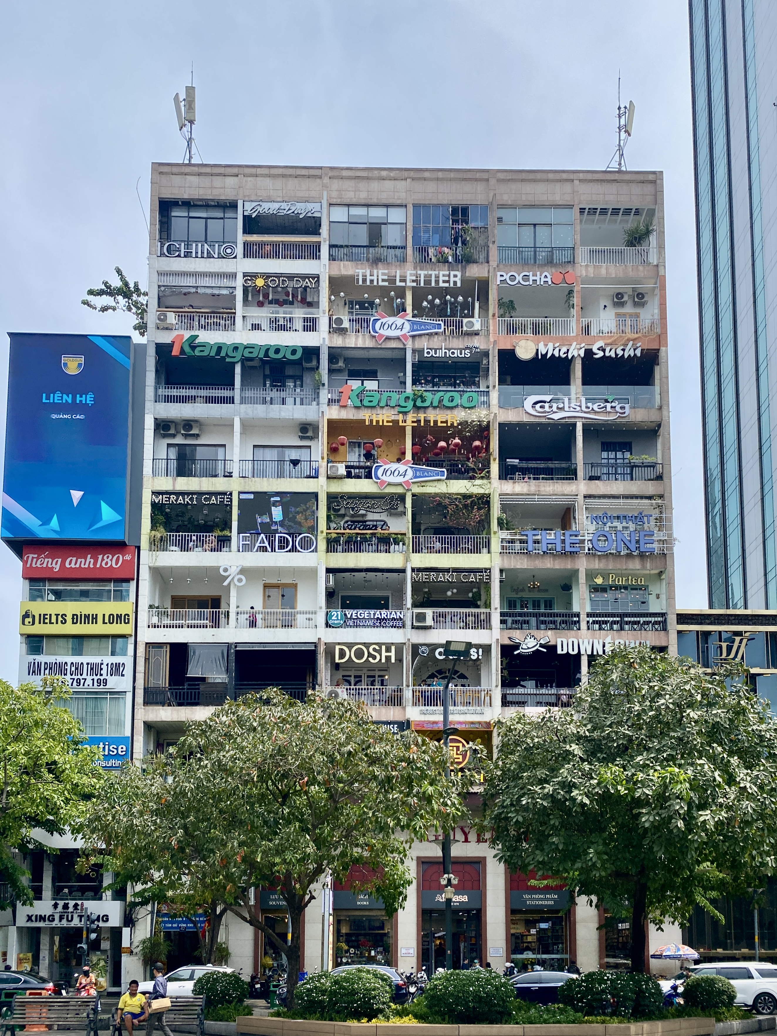 The Cafe Apartment, gebouw vol caf&eacute;s en winkels in Ho Chi Minh City