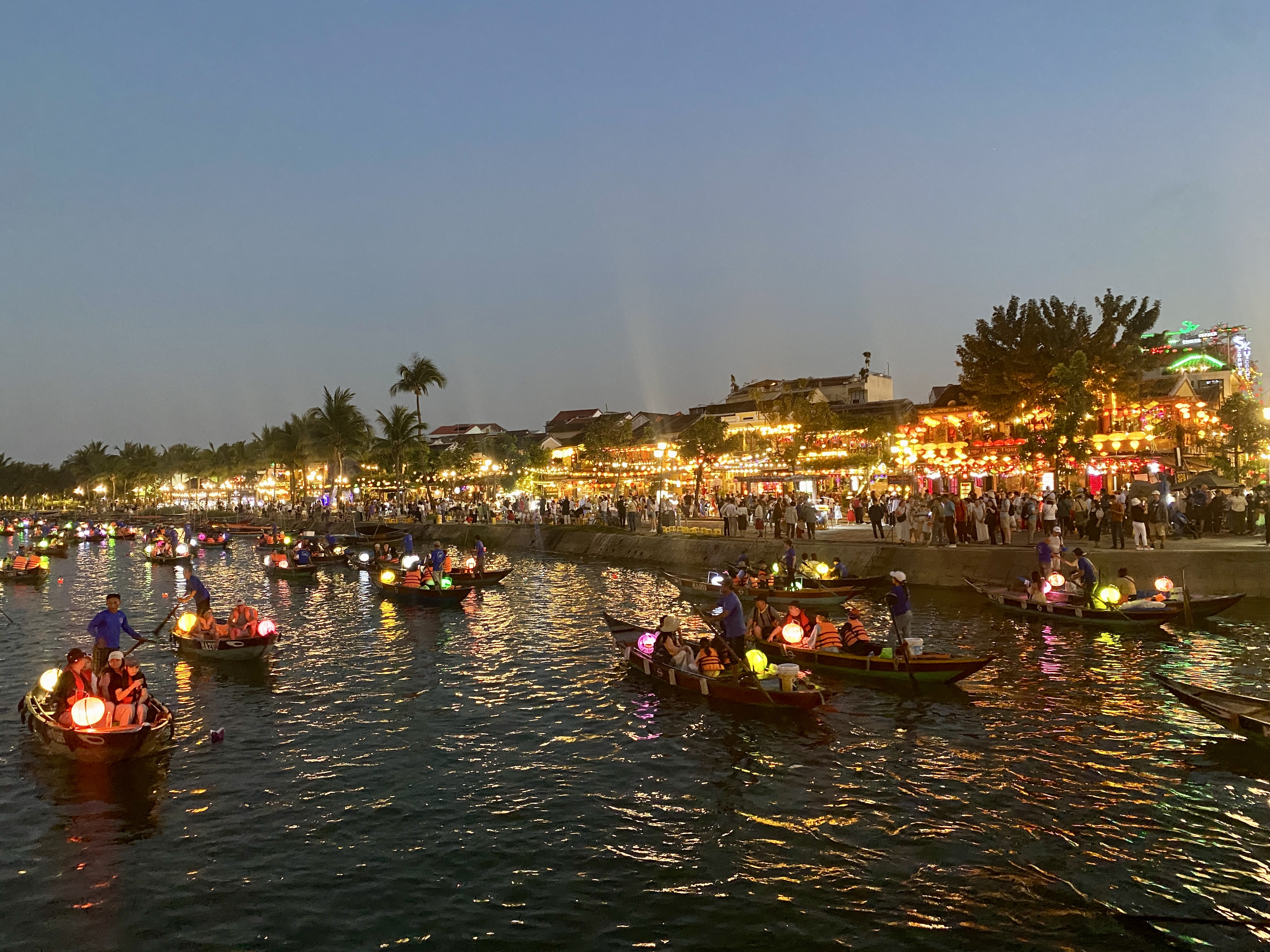Lantaarnbootjes op de rivier in Hoi An bij nacht