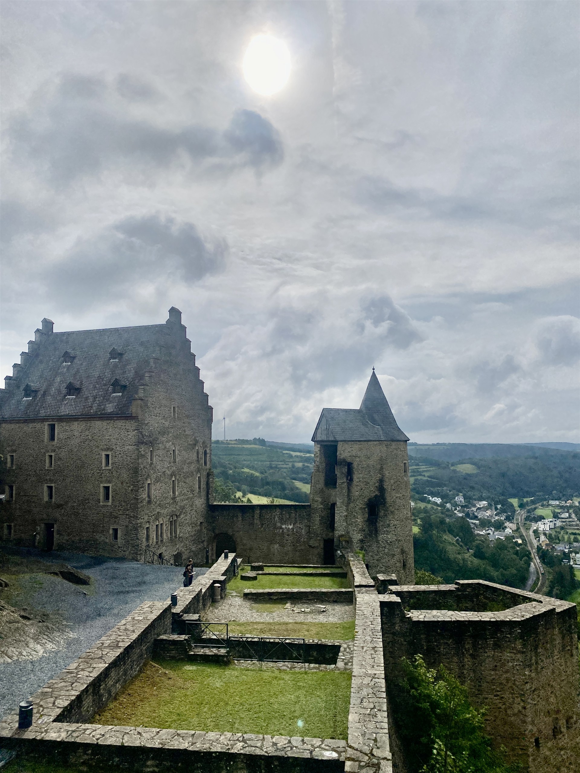 Binnenplaats van Kasteel Bourscheid, Luxemburg