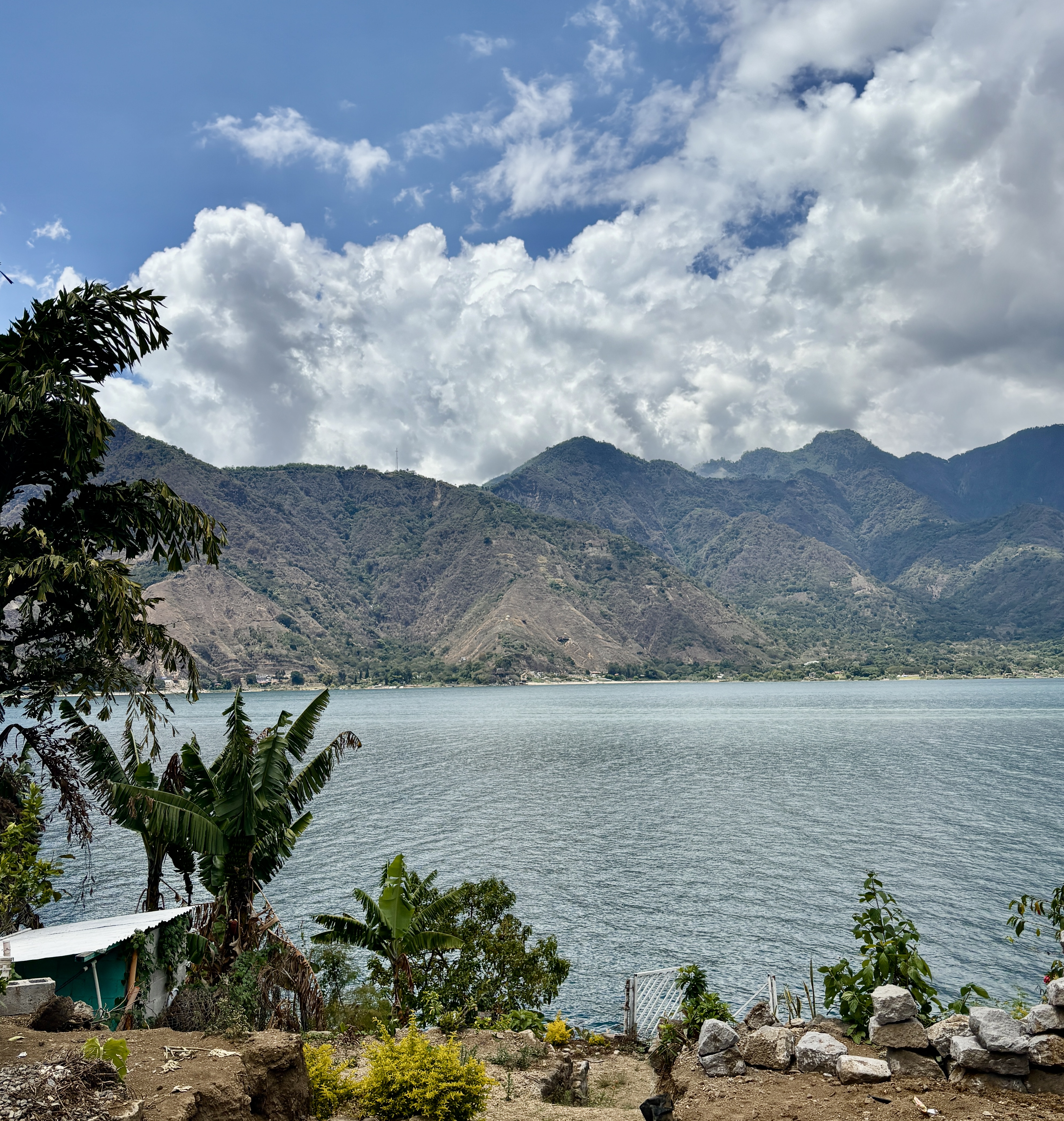 Uitzicht over Lake Atitlan tussen de vulkanen