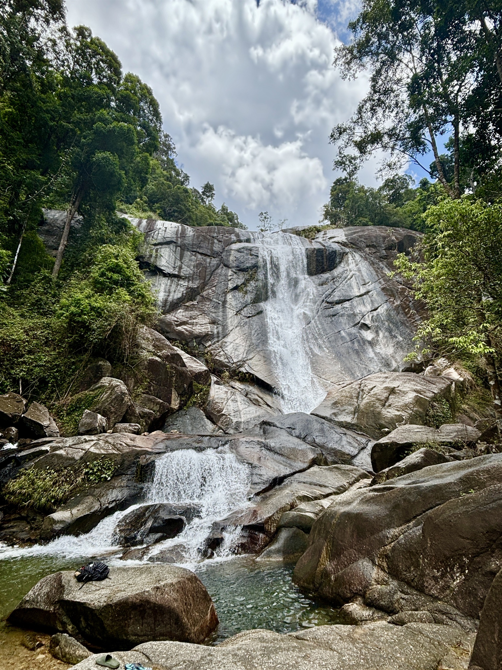 Uitzicht bovenaan de Seven Wells Waterfall op Langkawi