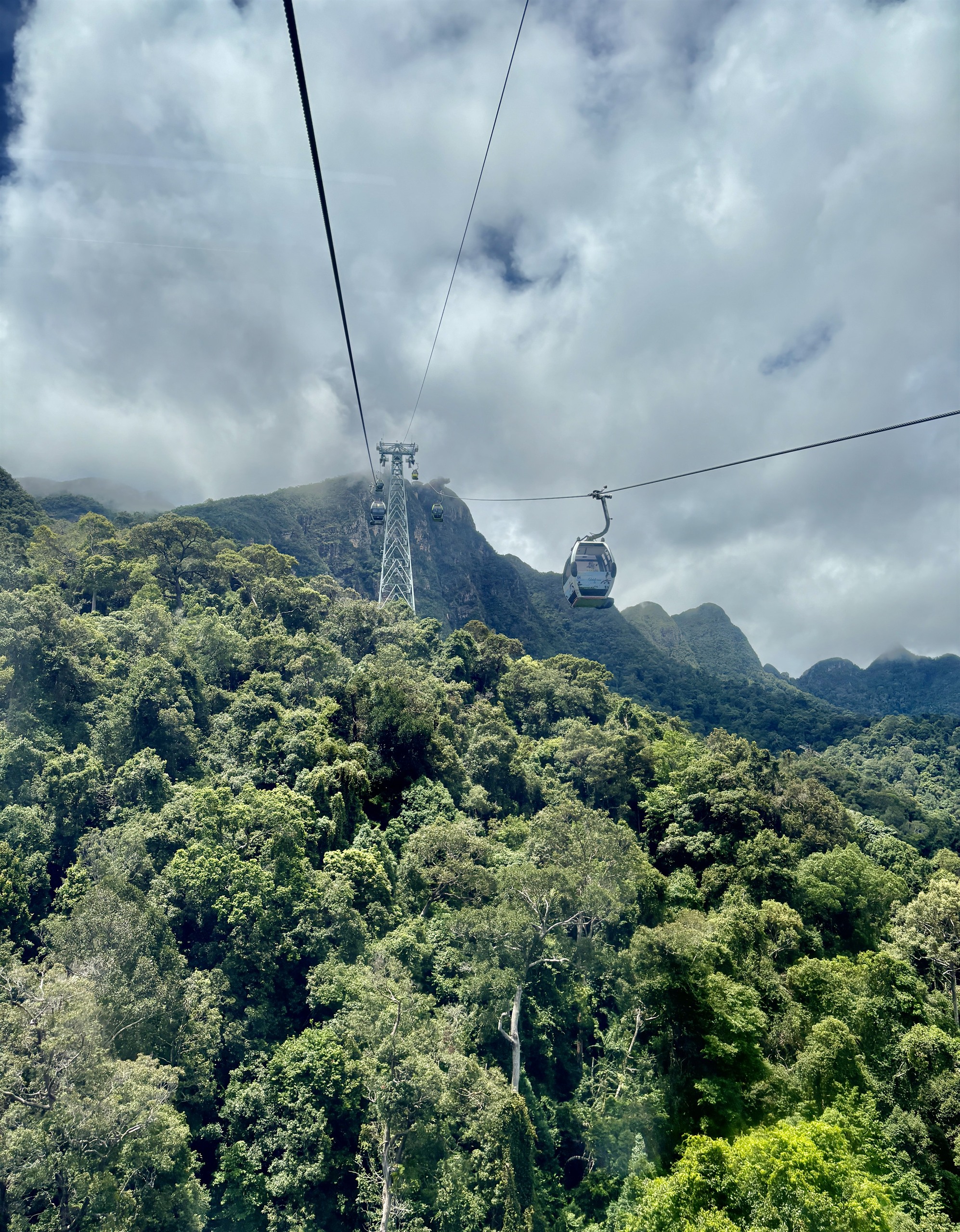 Kabelbaan van Langkawi tussen de bergtoppen