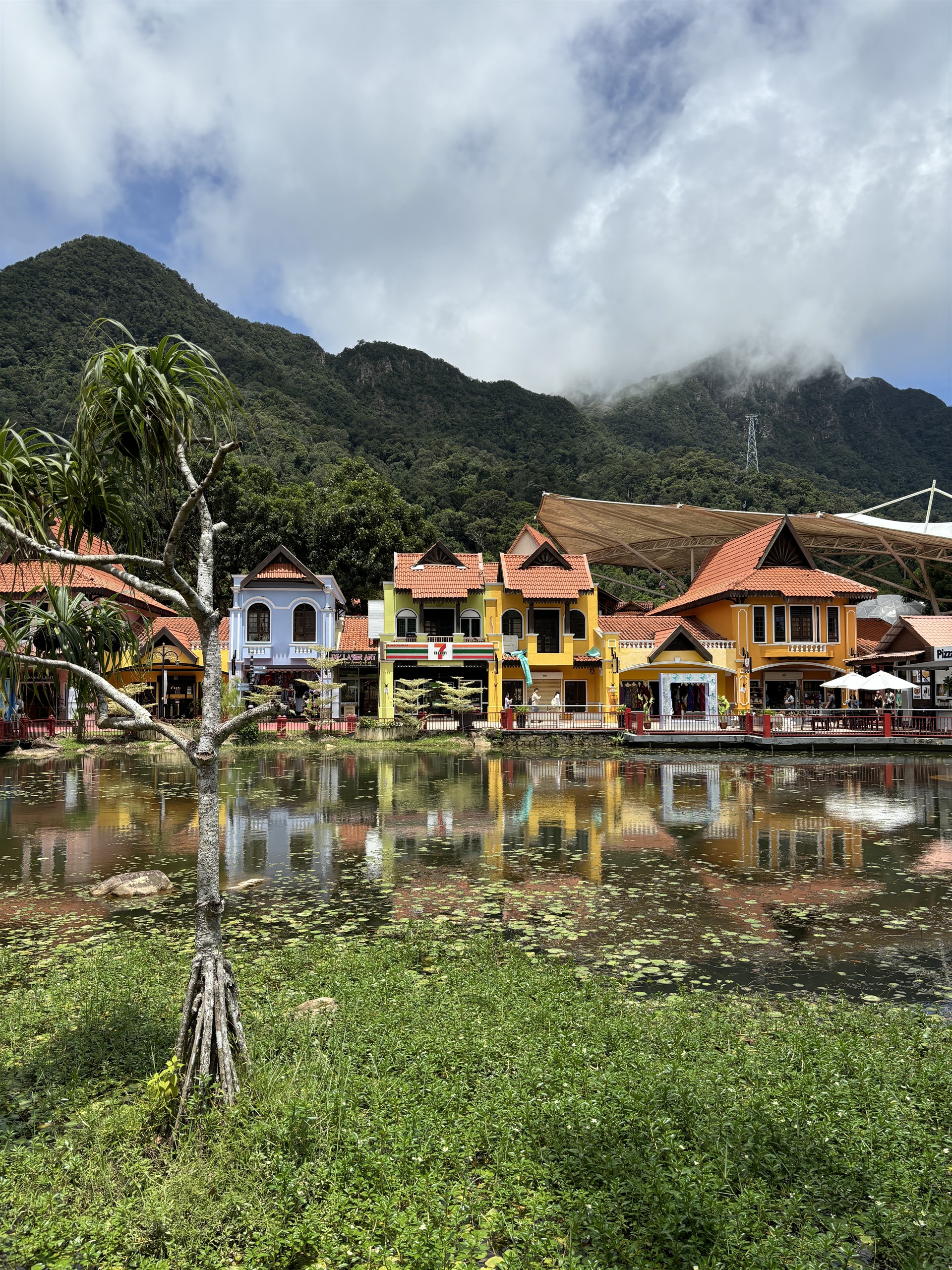 Oriental Village bij het kabelbaanstation op Langkawi