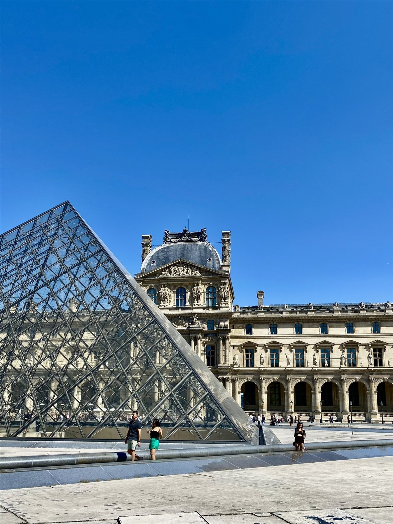 Piramide van het Louvre