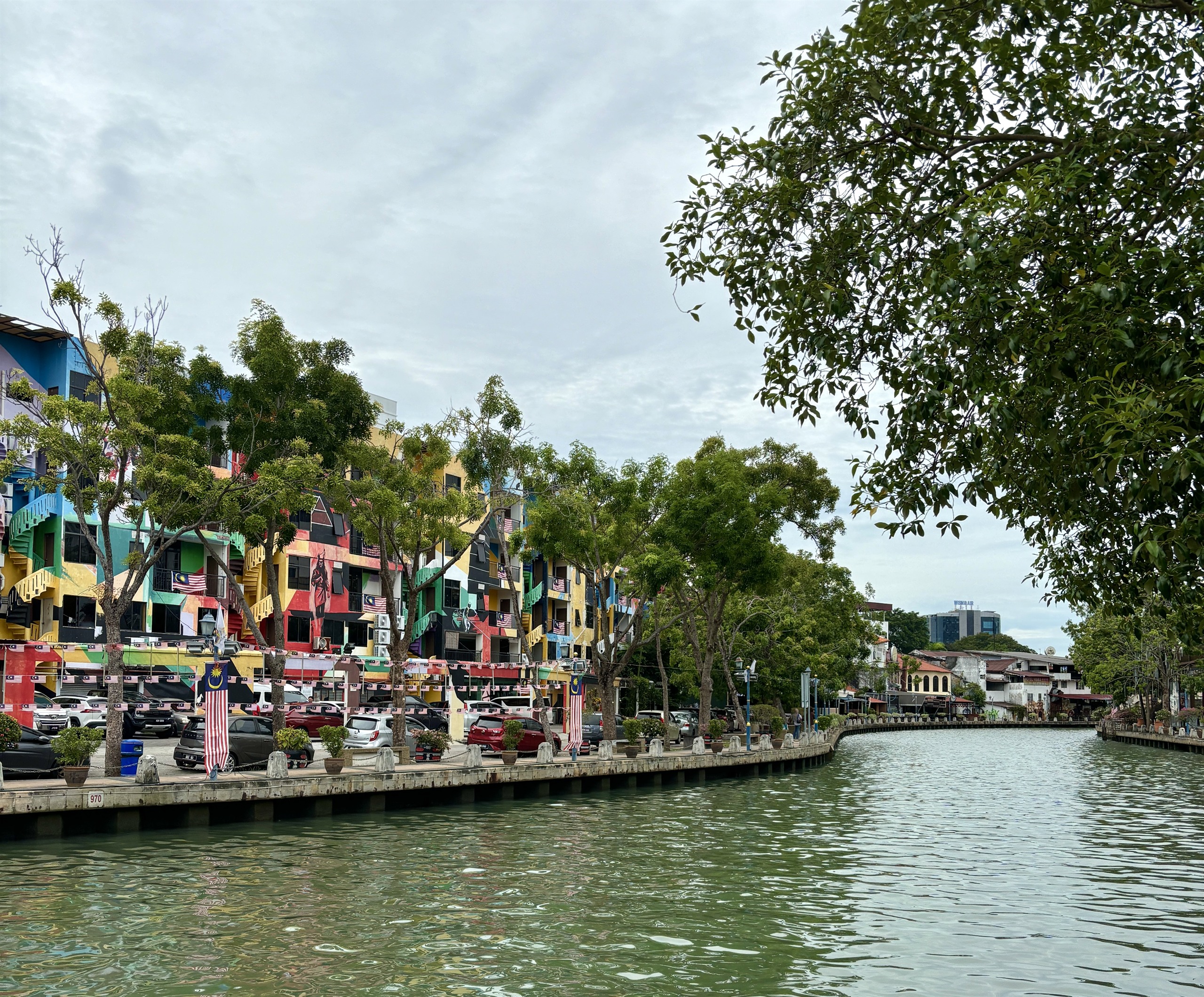 De Melaka-rivier met kleurrijke gevels