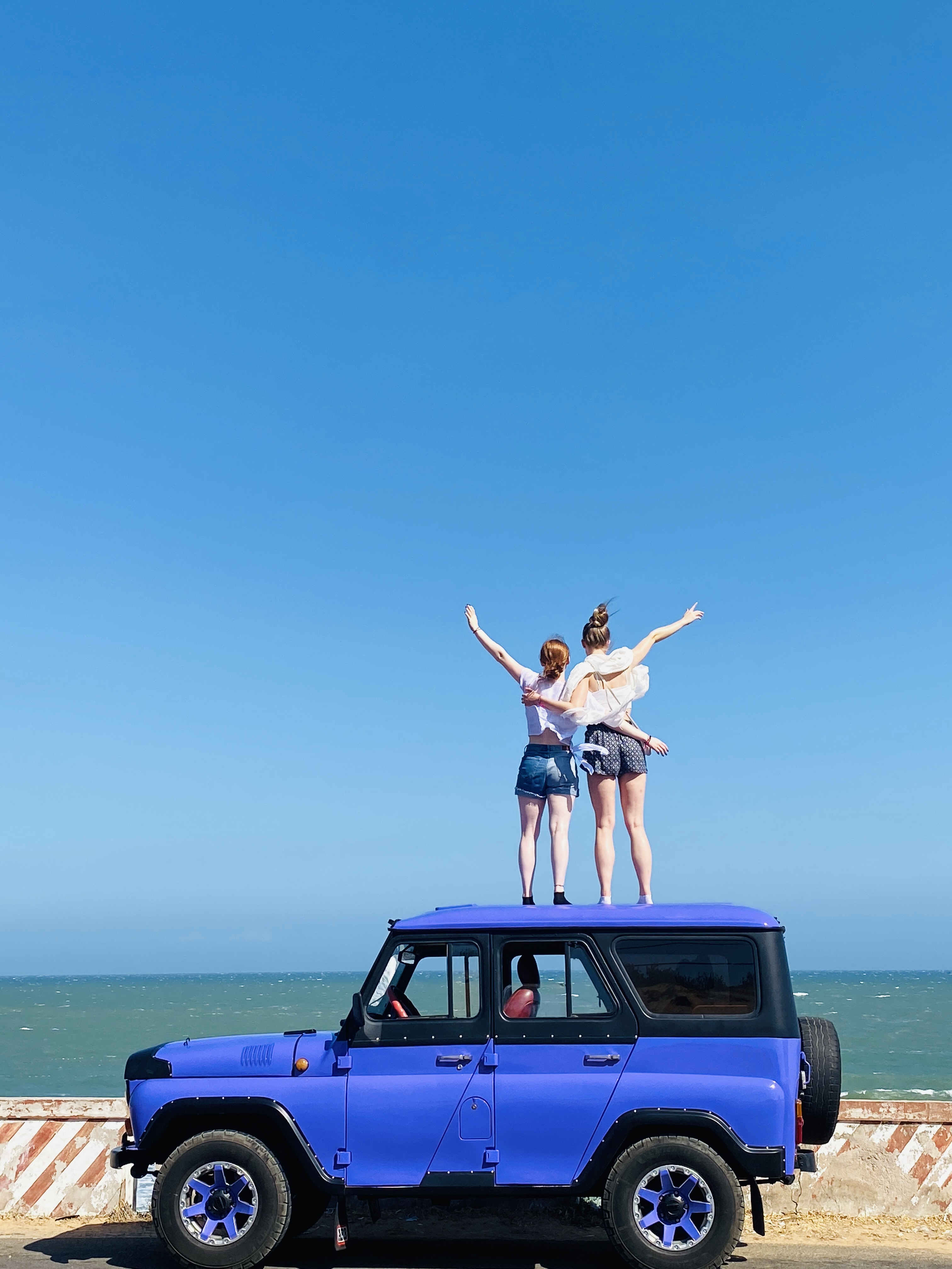 Op het dak van een jeep langs de kust bij Mui Ne