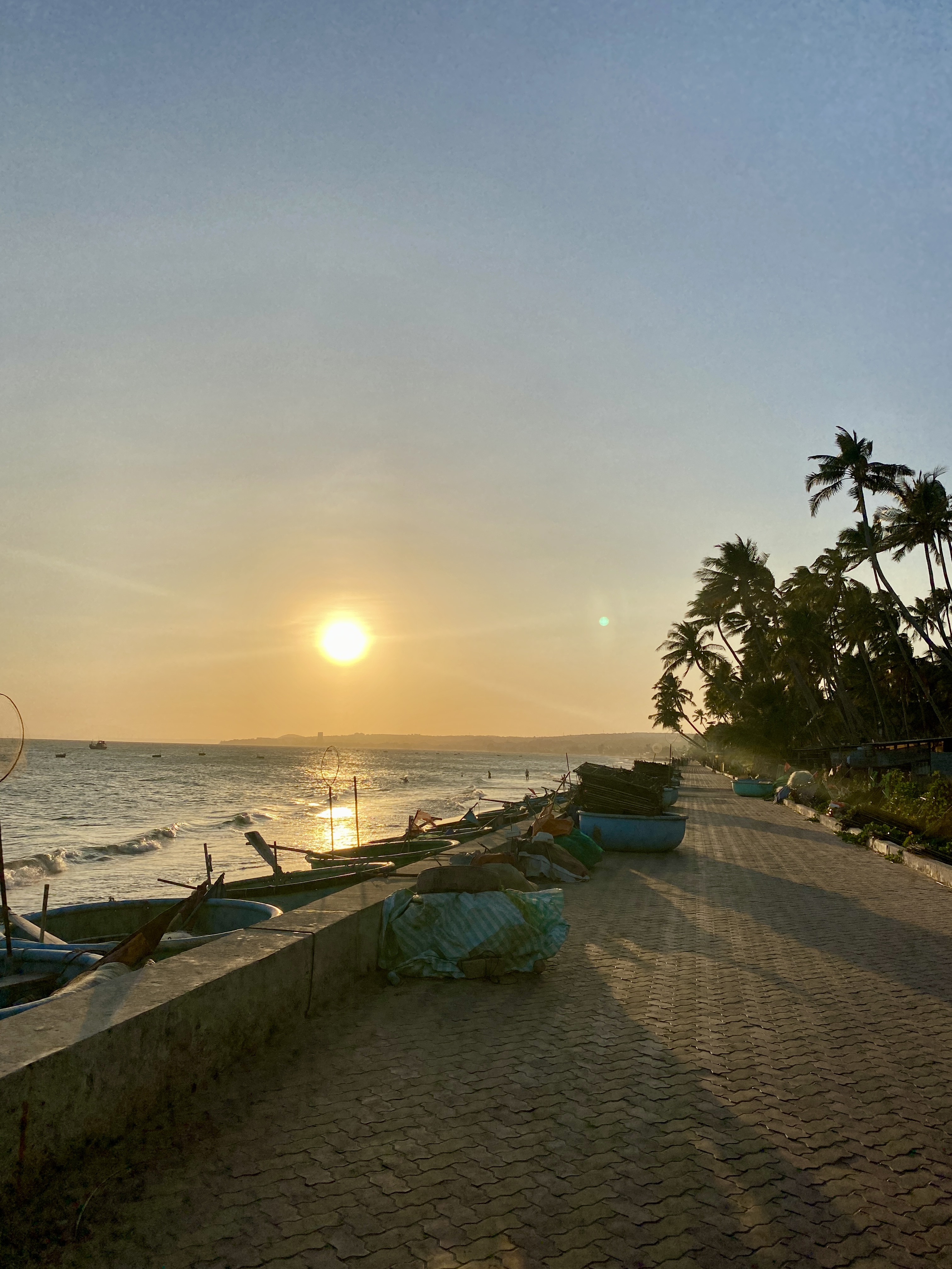 Vissersboten tijdens zonsondergang in Mui Ne