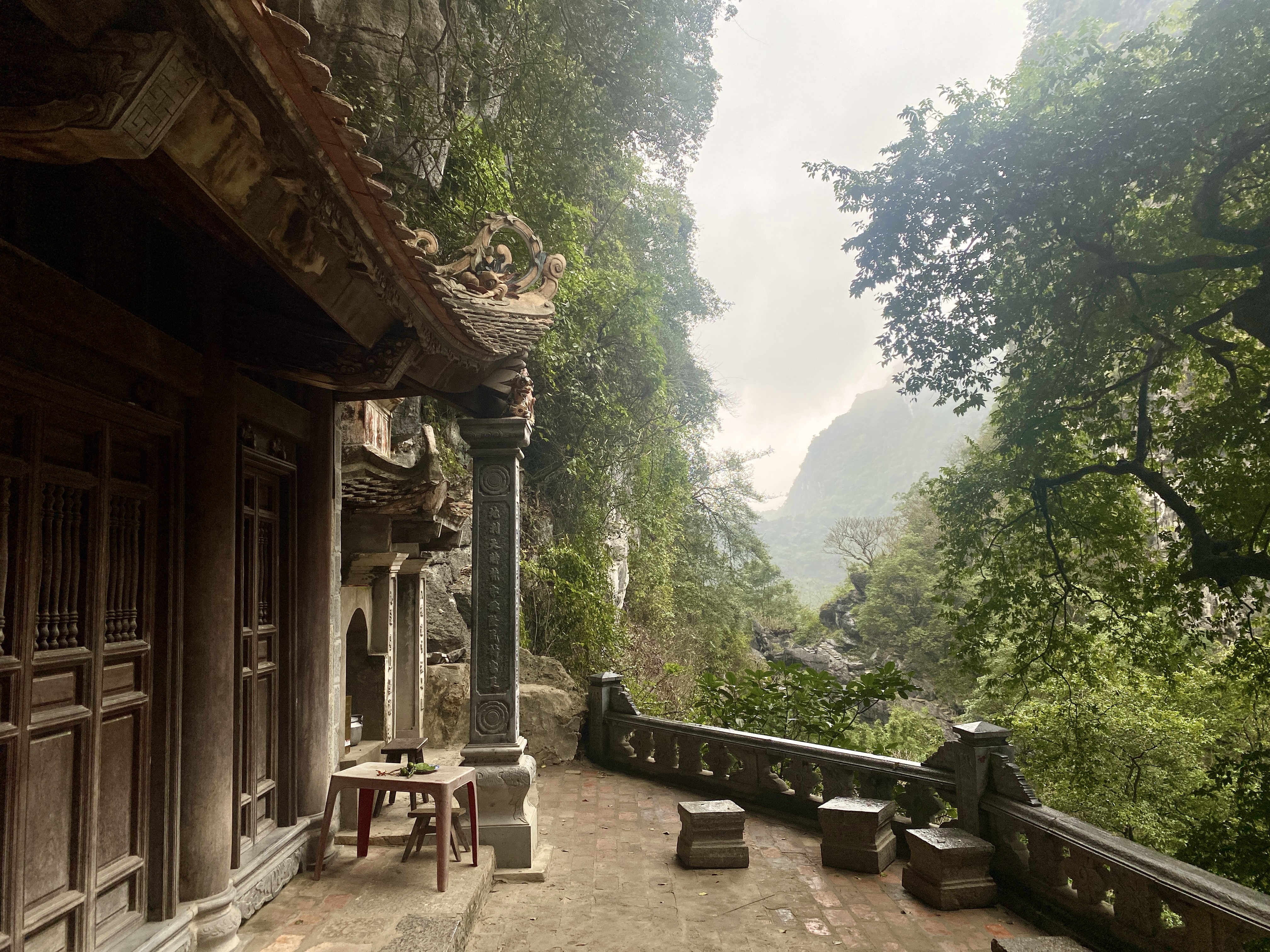 De Bich Dong Pagoda, deels gebouwd in de rotsen bij Ninh Binh