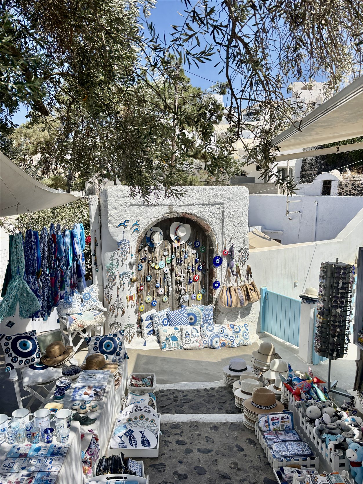 Souvenirwinkel met evil eye-hangers in Oia, Santorini