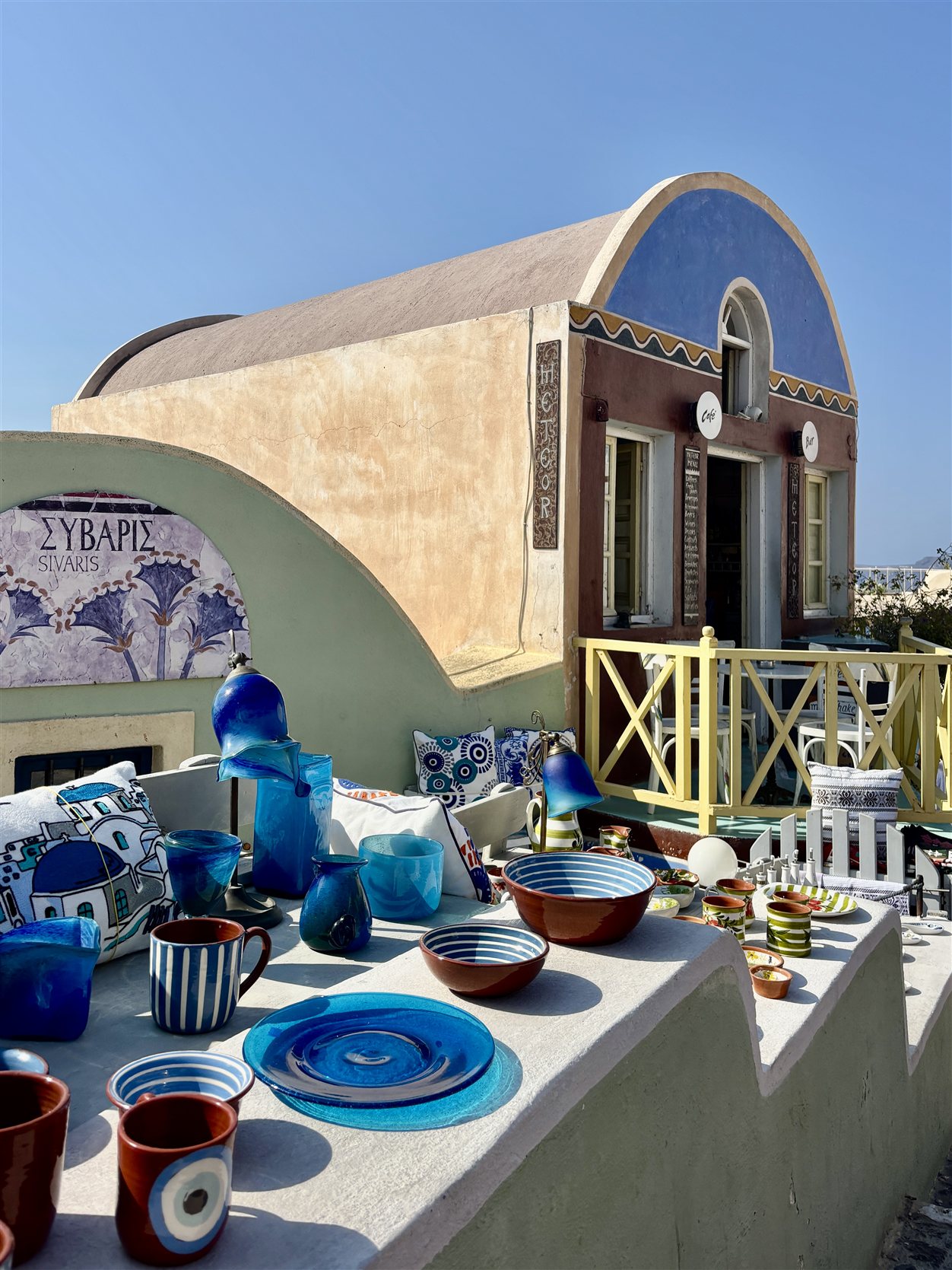 Terrasje met blauwe koepel in Oia, Santorini