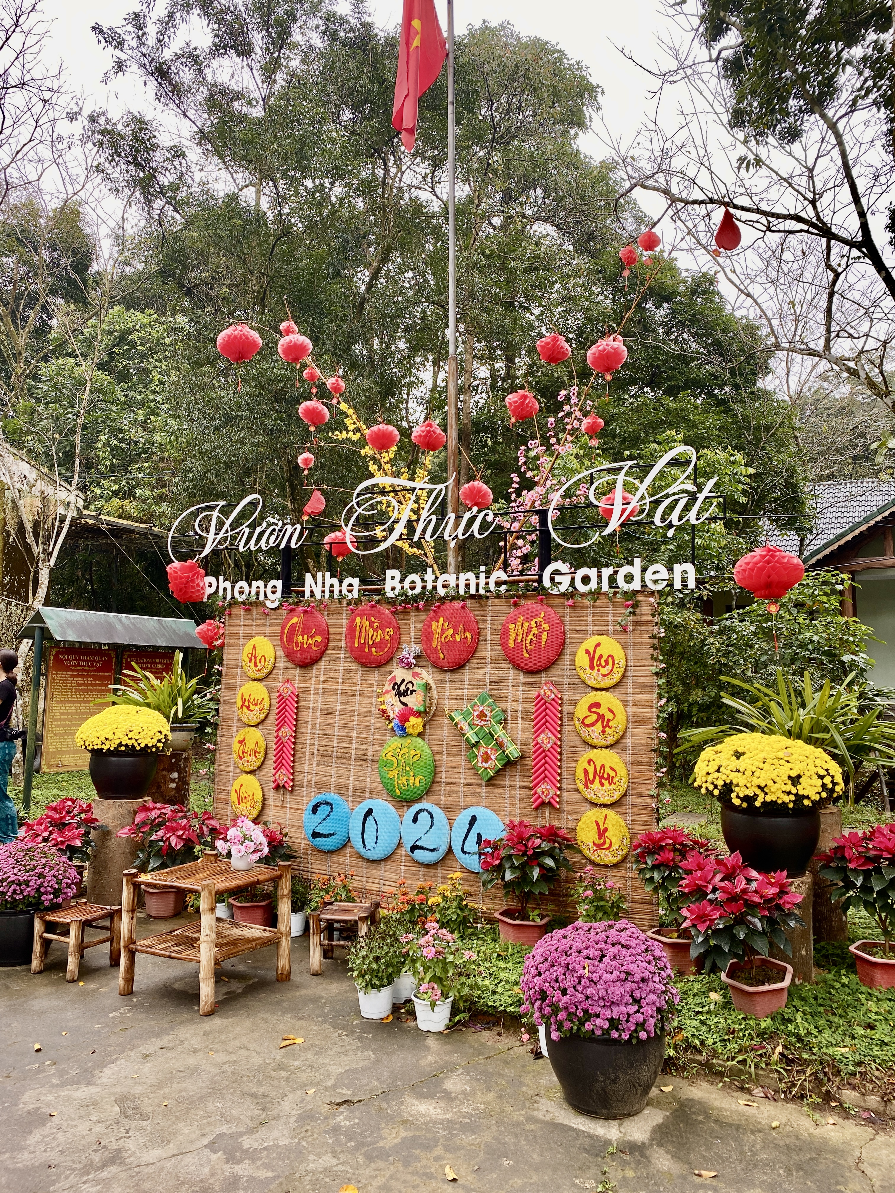 Ingang van de Phong Nha Botanic Garden, versierd voor Tet