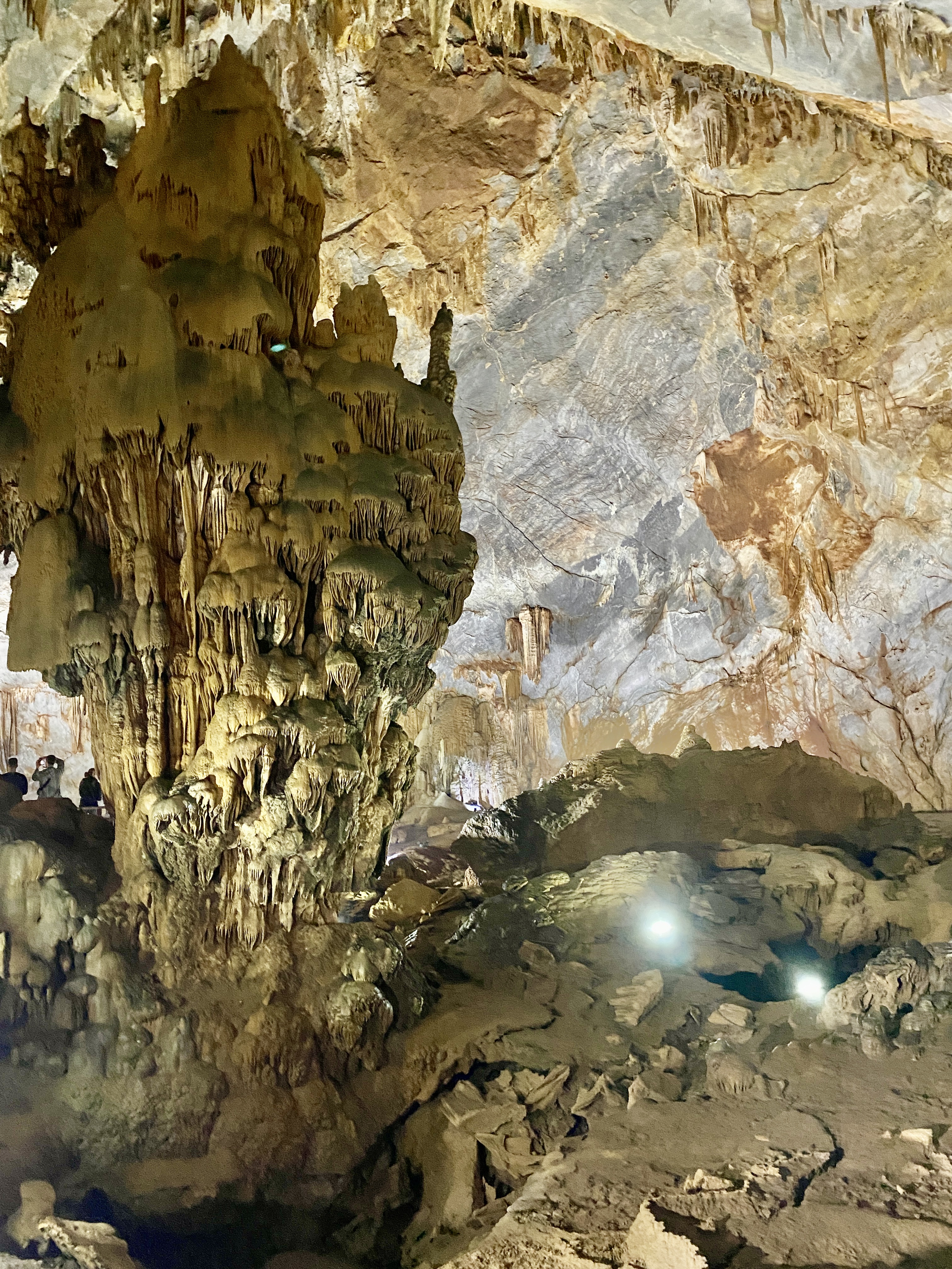 Stalagmieten in een van de grotten bij Phong Nha
