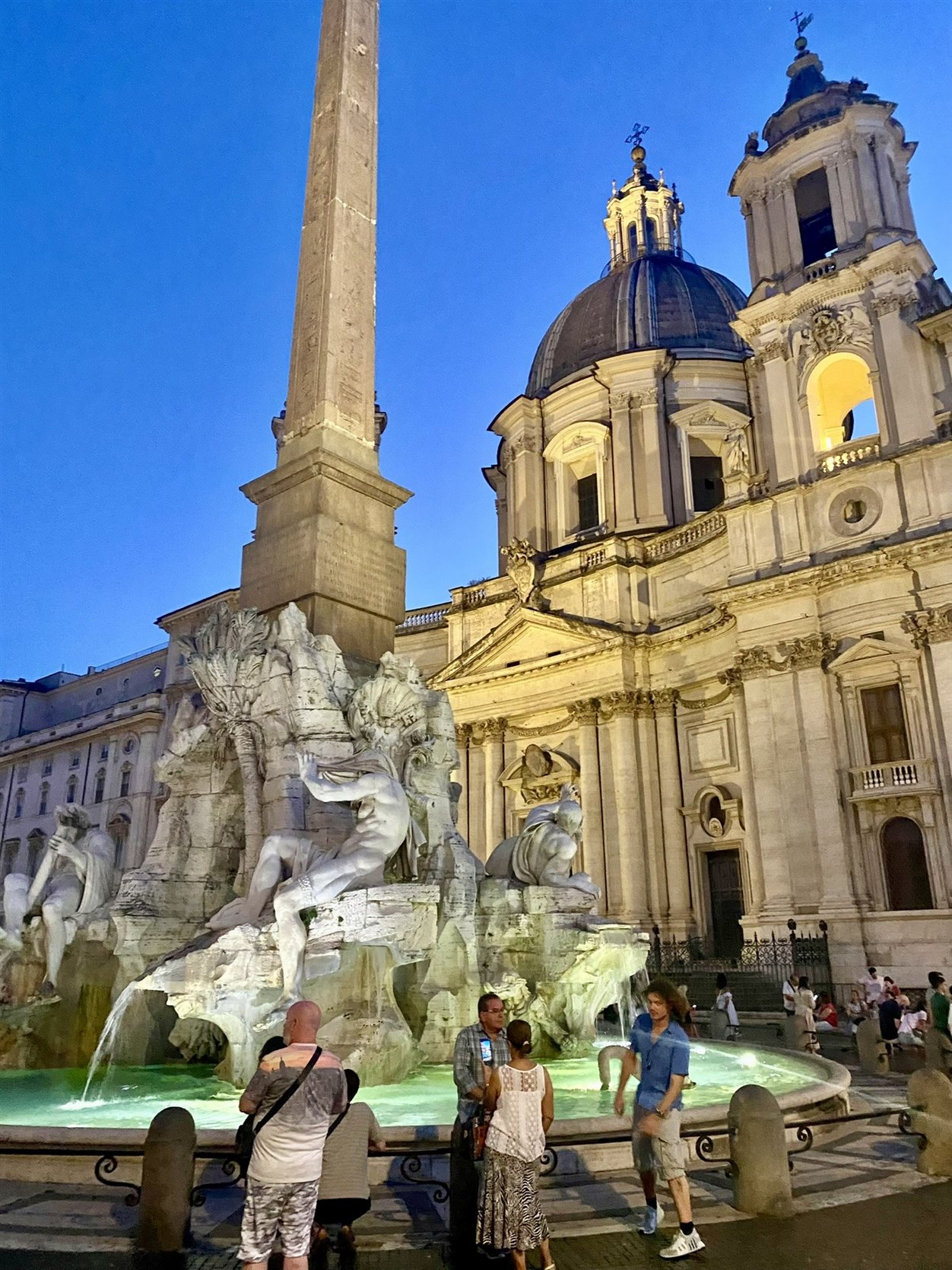 Fontana dei Quattro Fiumi op Piazza Navona bij avond