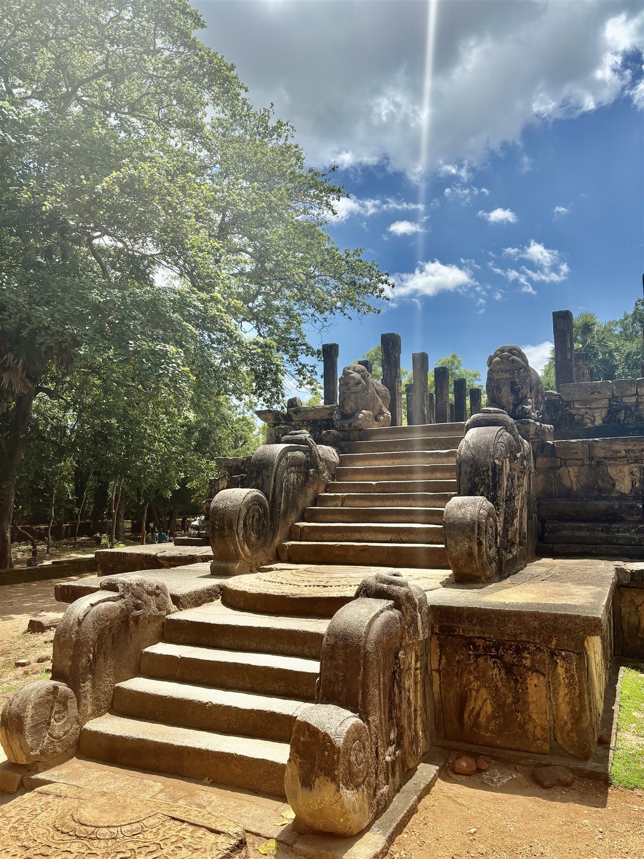 Trap met beeldhouwwerk bij de ruïnes van Polonnaruwa