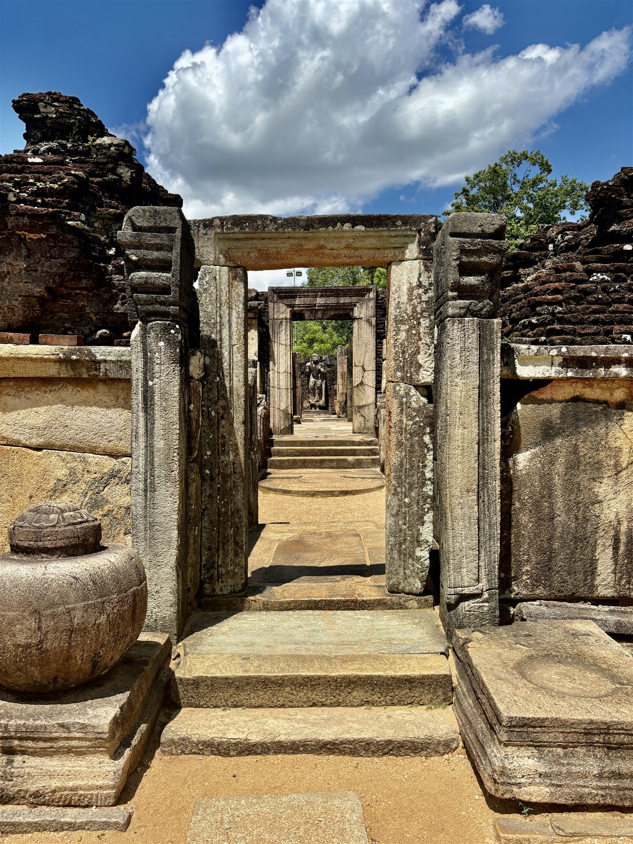 Poort van een ruïne in het archeologisch park van Polonnaruwa