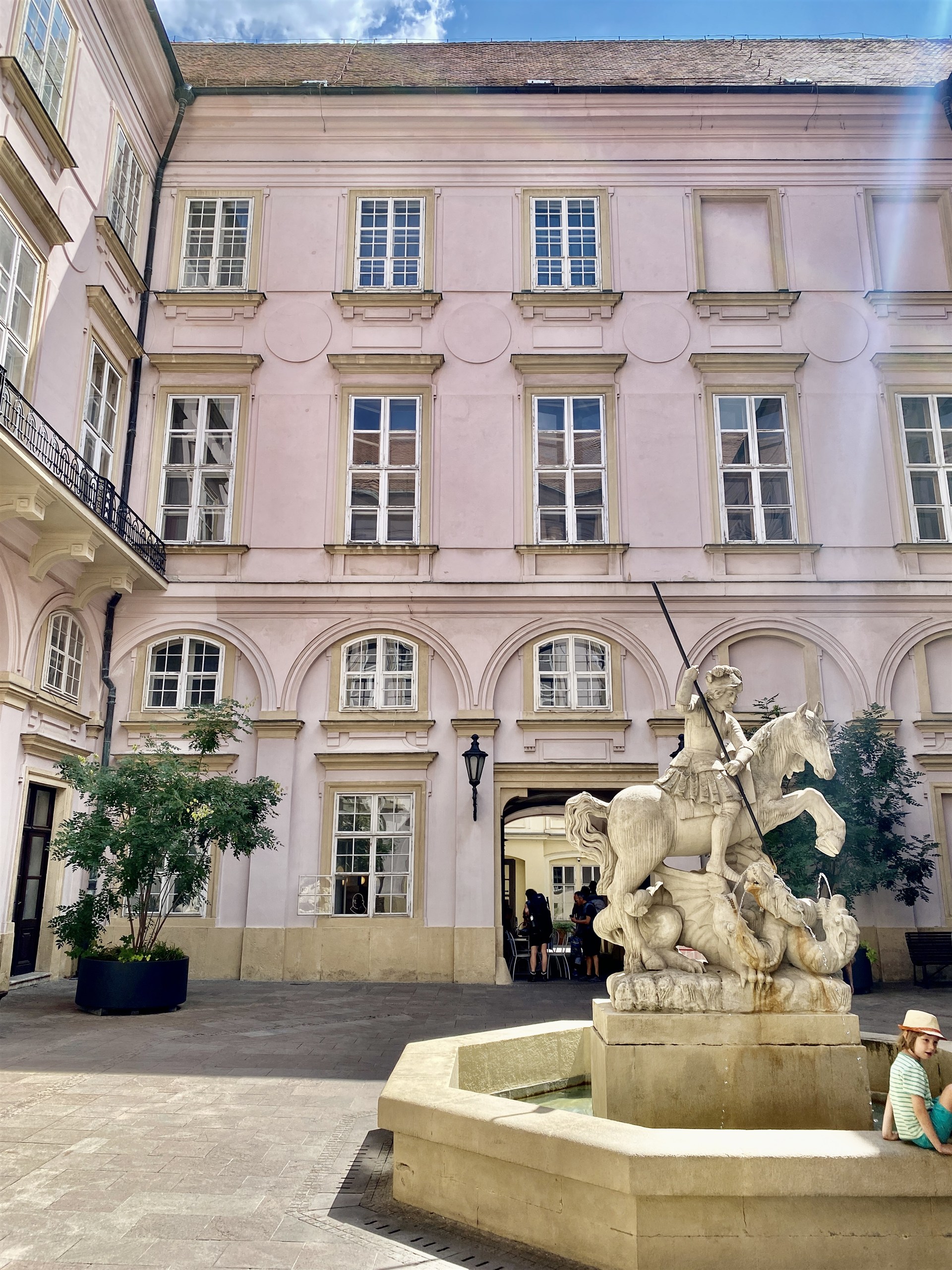 Sint-Joris fontein, Primate's Palace, Bratislava