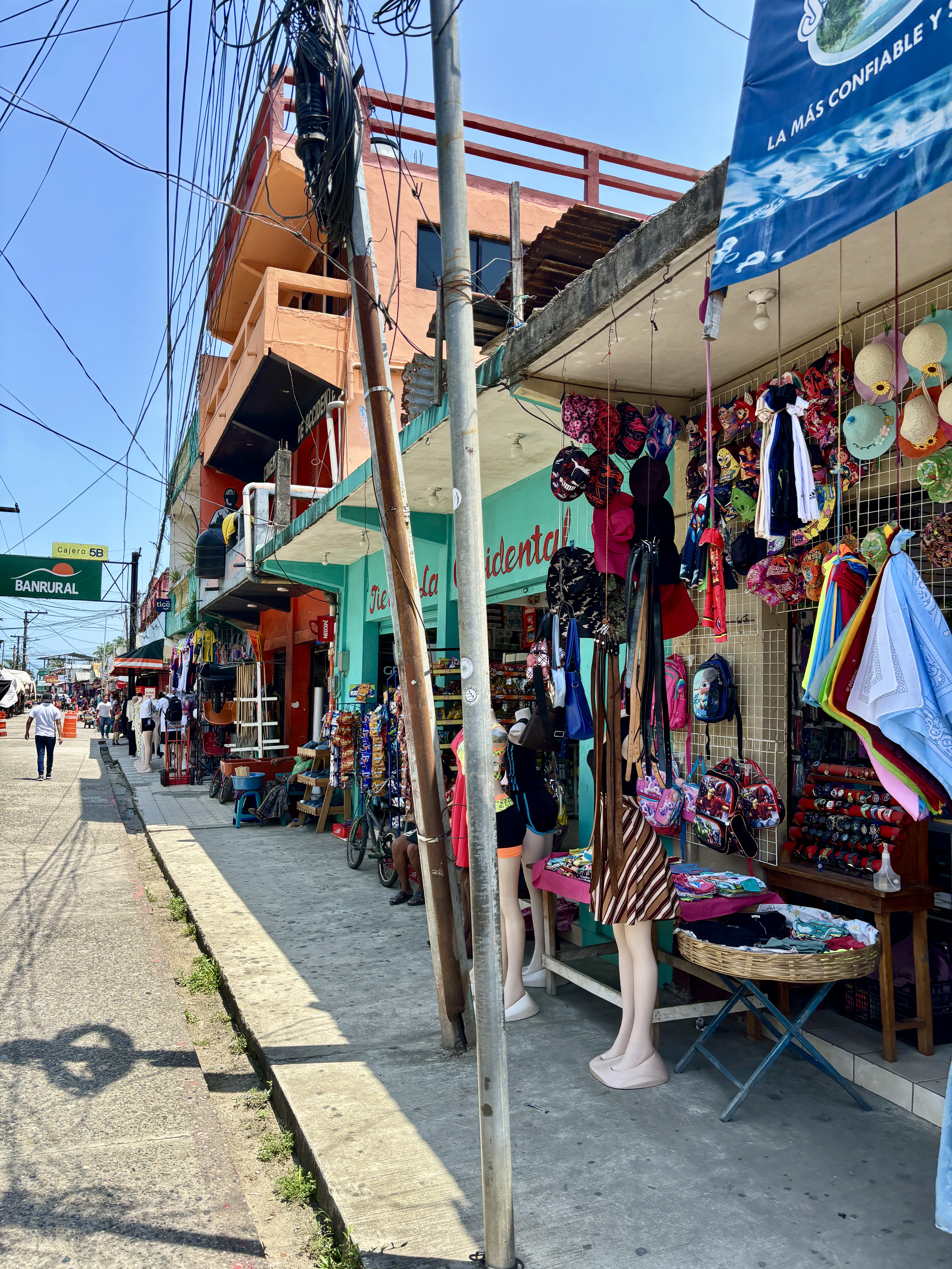 Straat in het dorp Rio Dulce