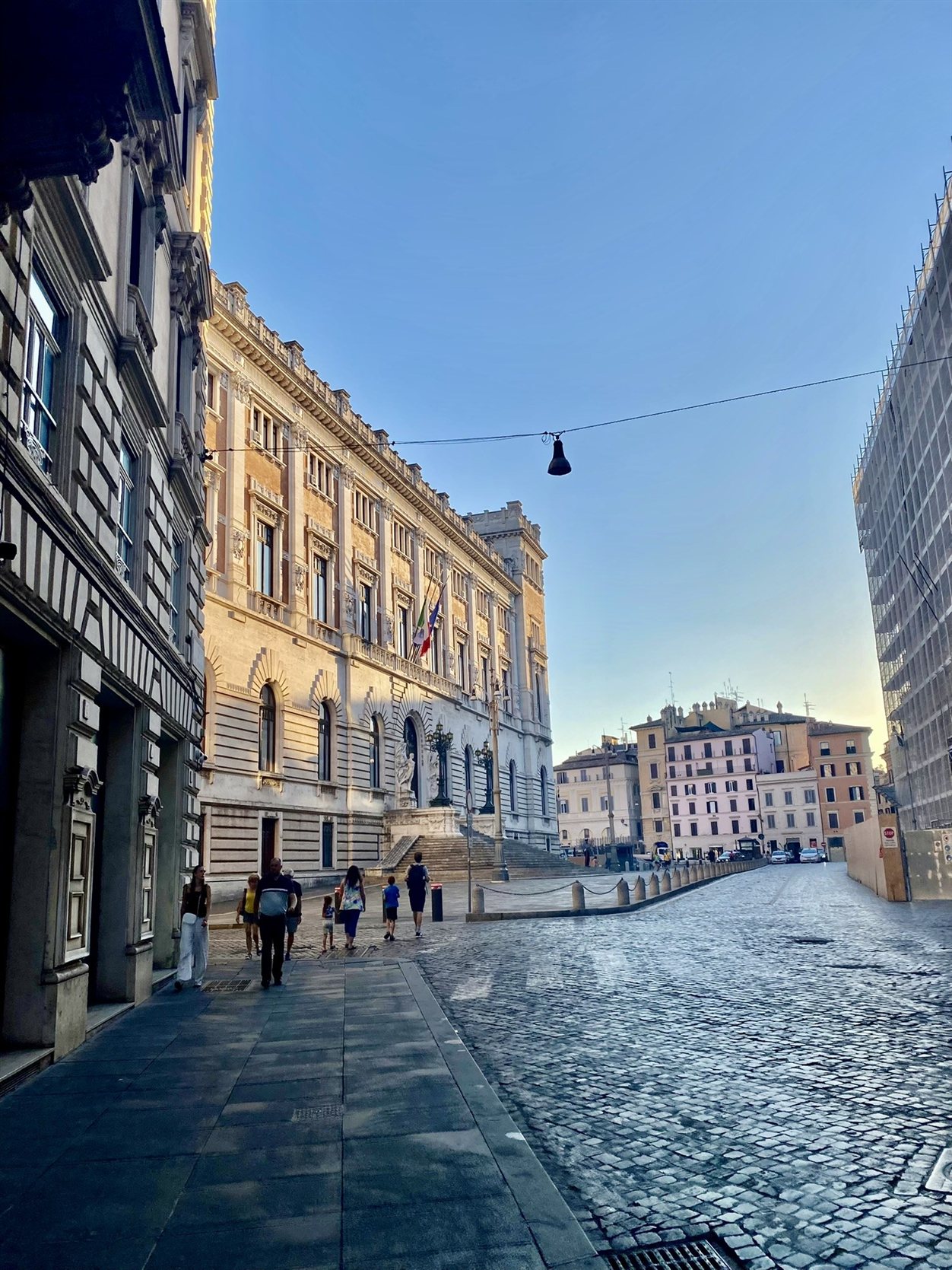 Straatbeeld in Rome bij ochtendlicht
