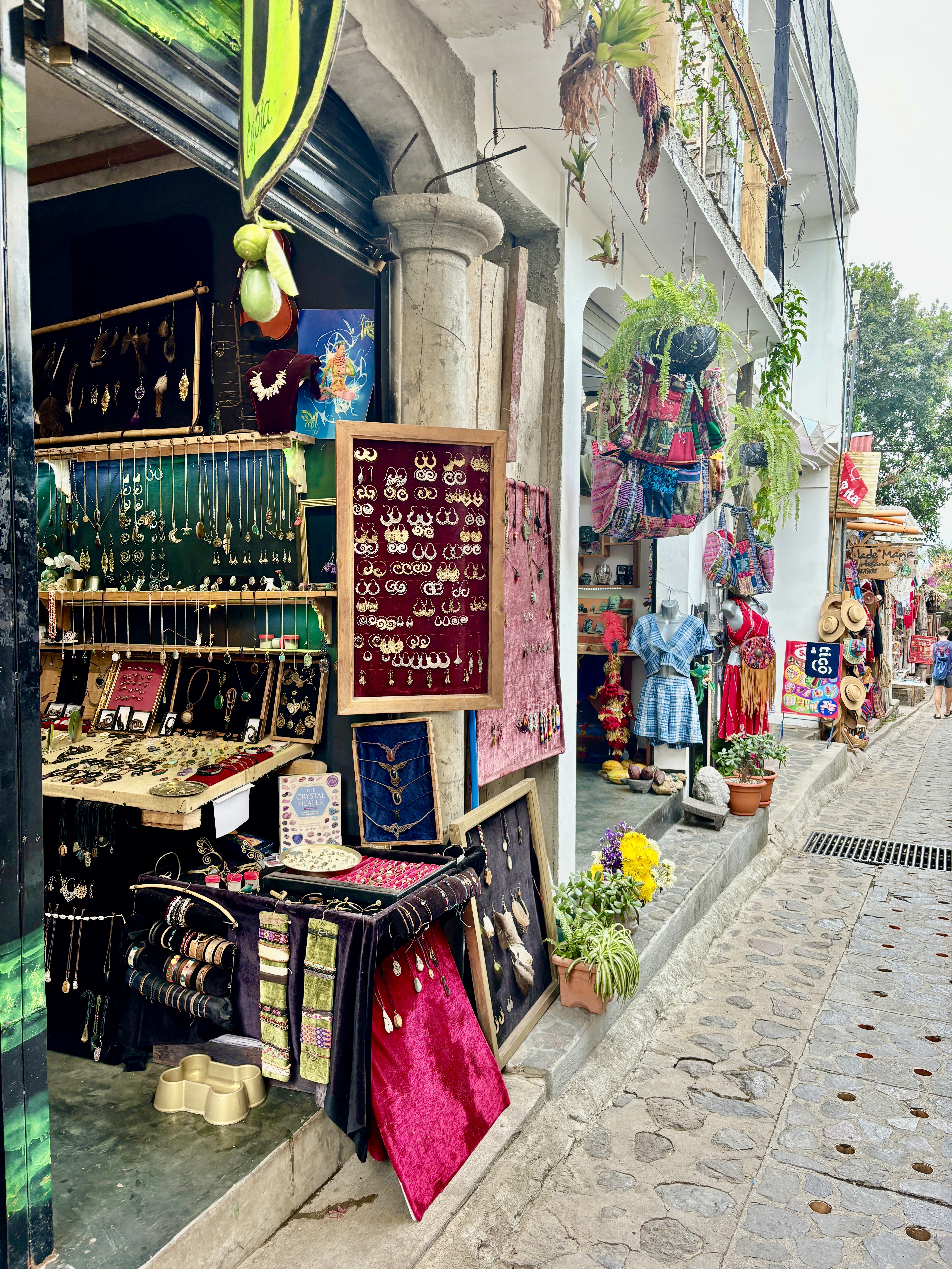 Winkeltje met handgemaakt textiel en sieraden in San Juan