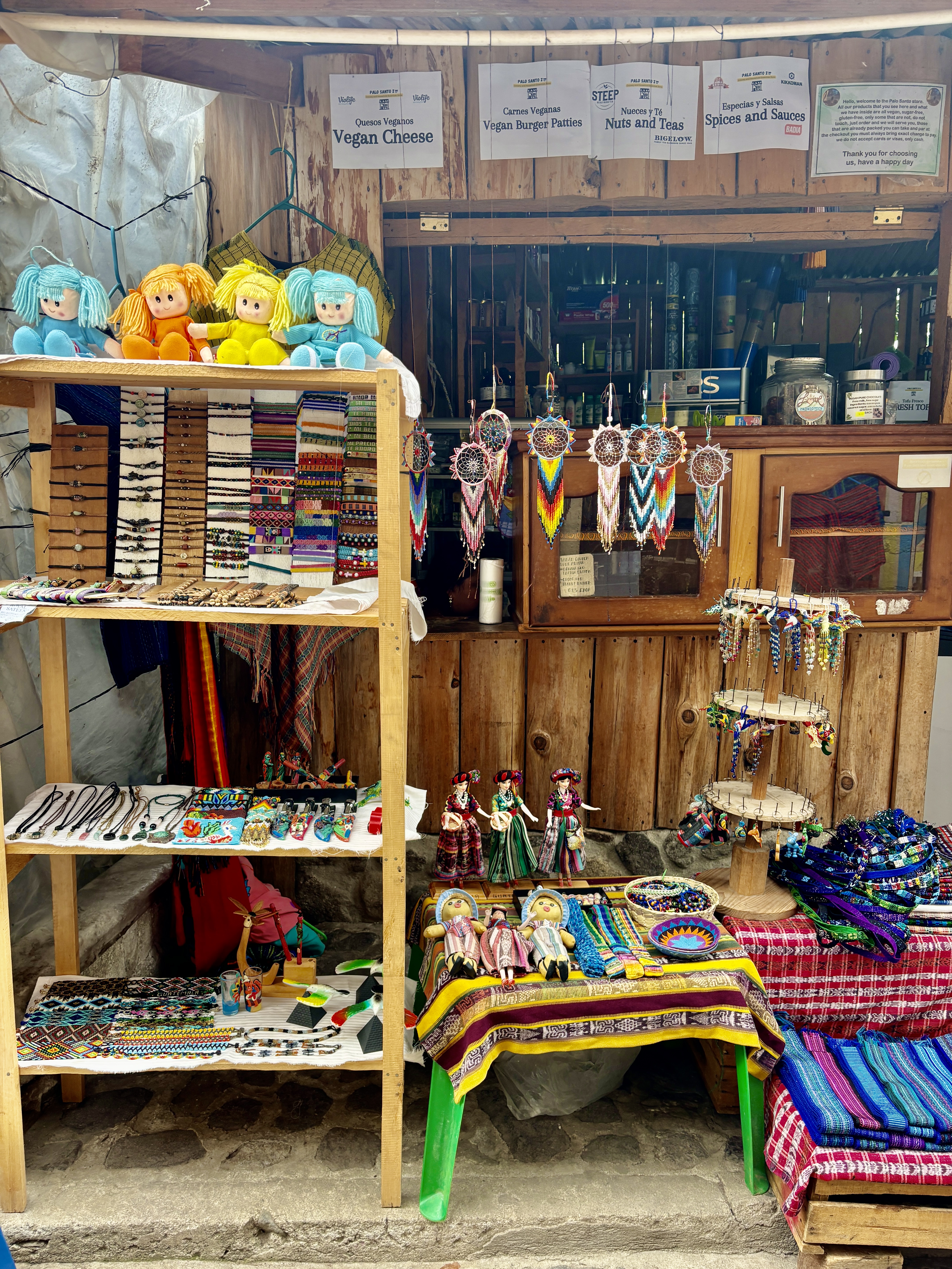 Kraampje met sieraden en vegan producten in San Marcos