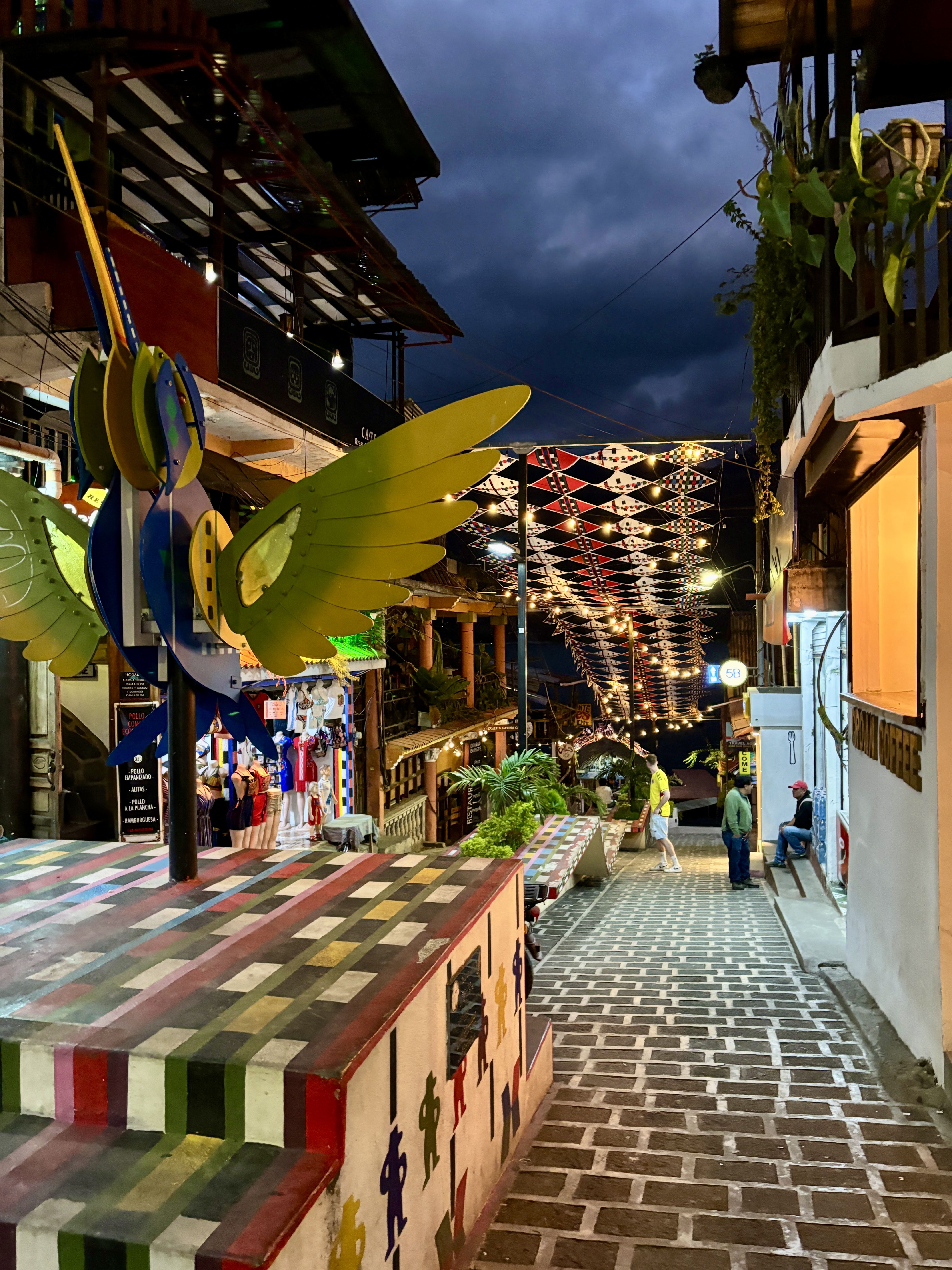 Verlichte straat in San Pedro bij avond