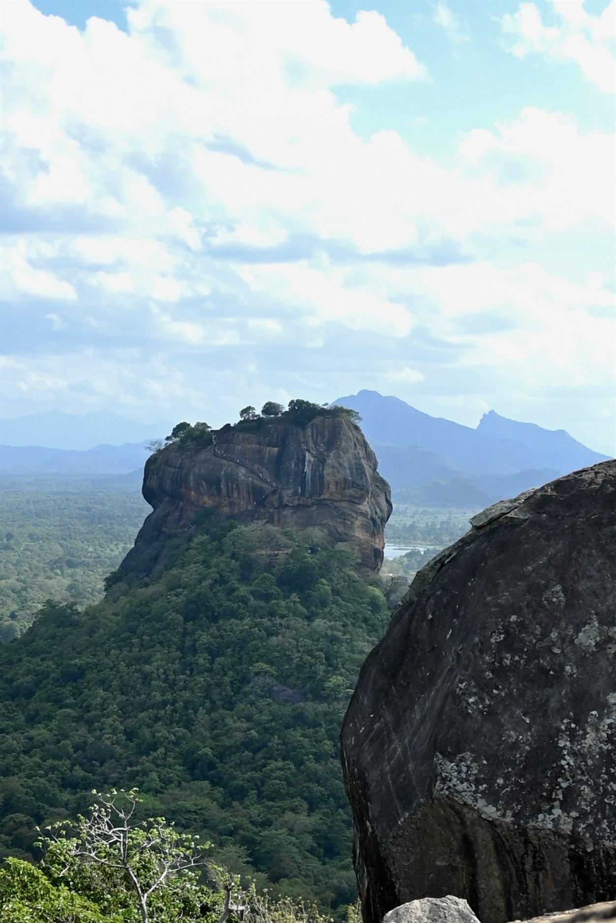 Uitzicht vanaf Pidurangala Rock op de Sigiriya Lion Rock