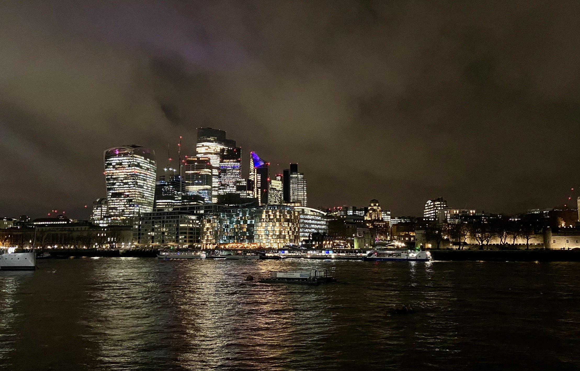 Skyline van de Thames bij nacht, Londen