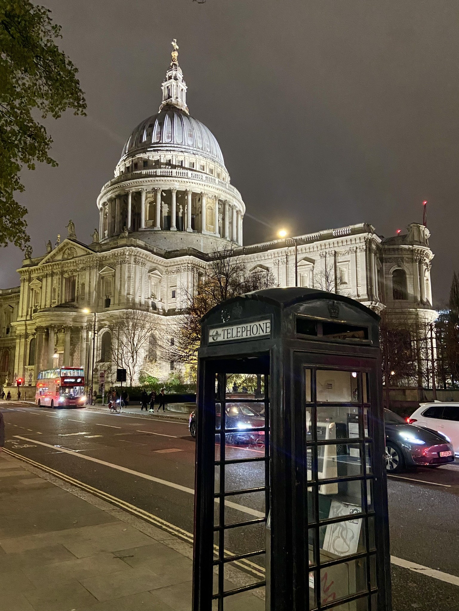 Rode telefooncel bij St. Paul's Cathedral, Londen