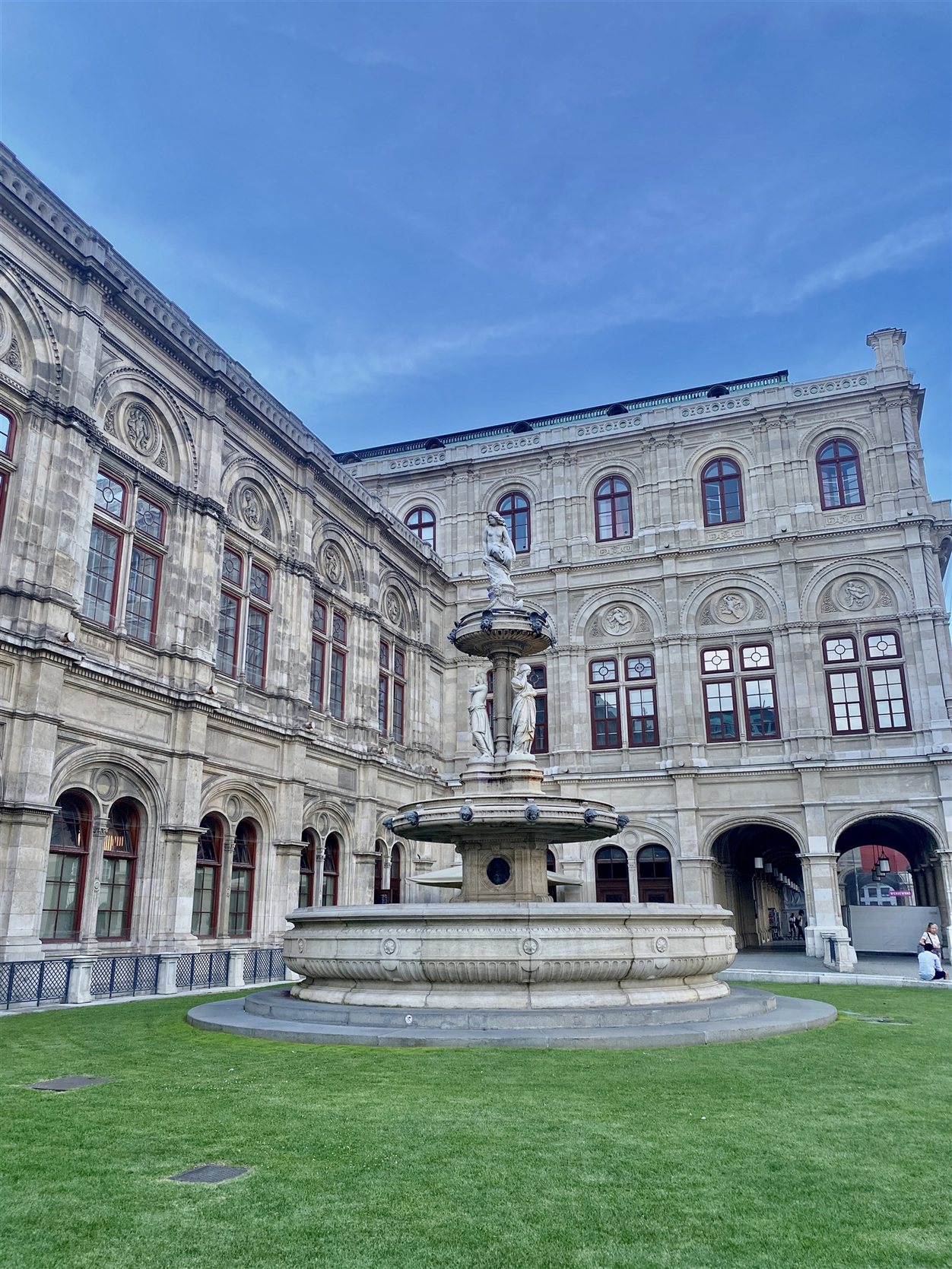Binnenplaats met fontein bij de Weense Staatsopera, Wenen