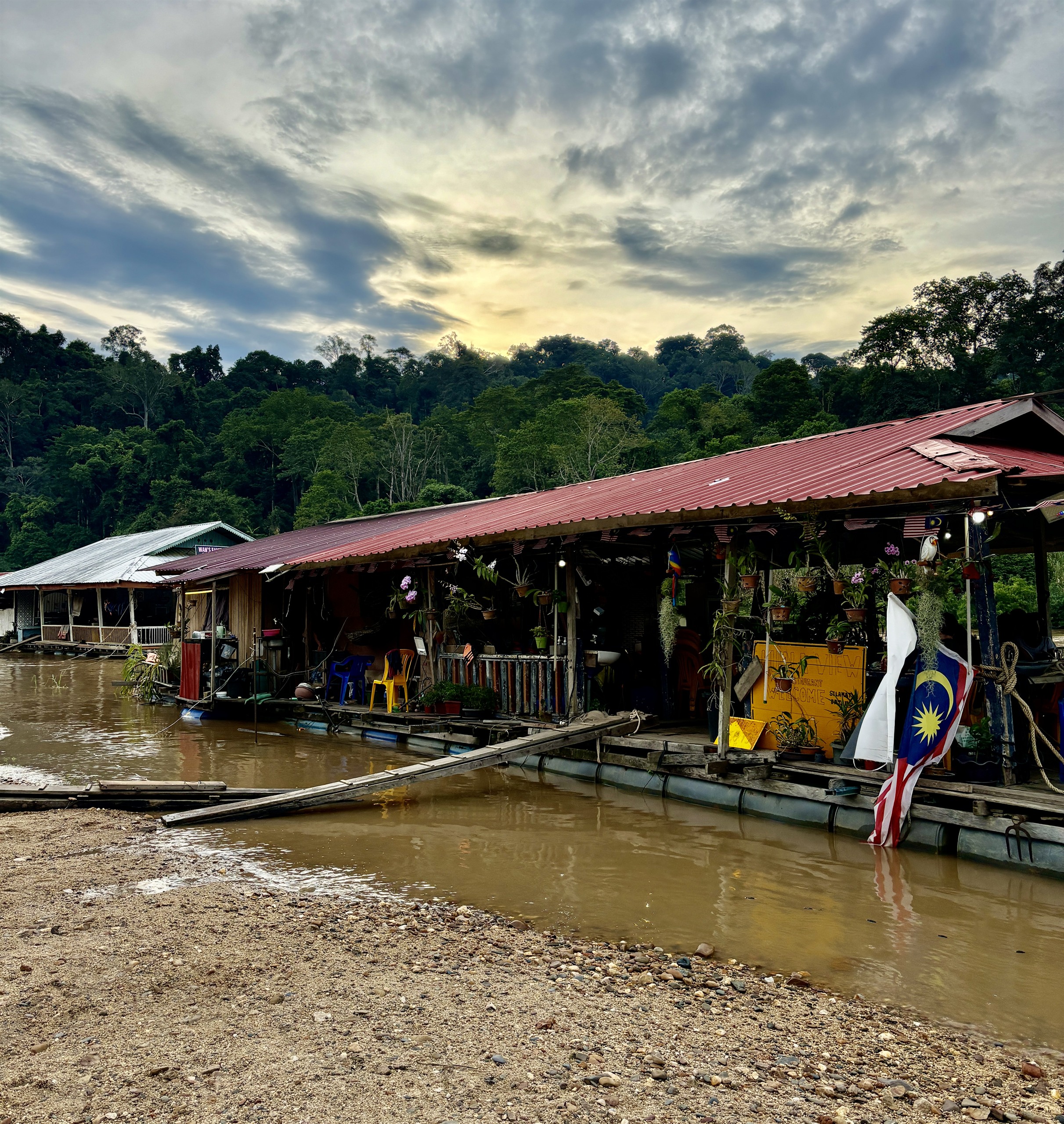 Drijvende restaurants in Kuala Tahan bij zonsondergang