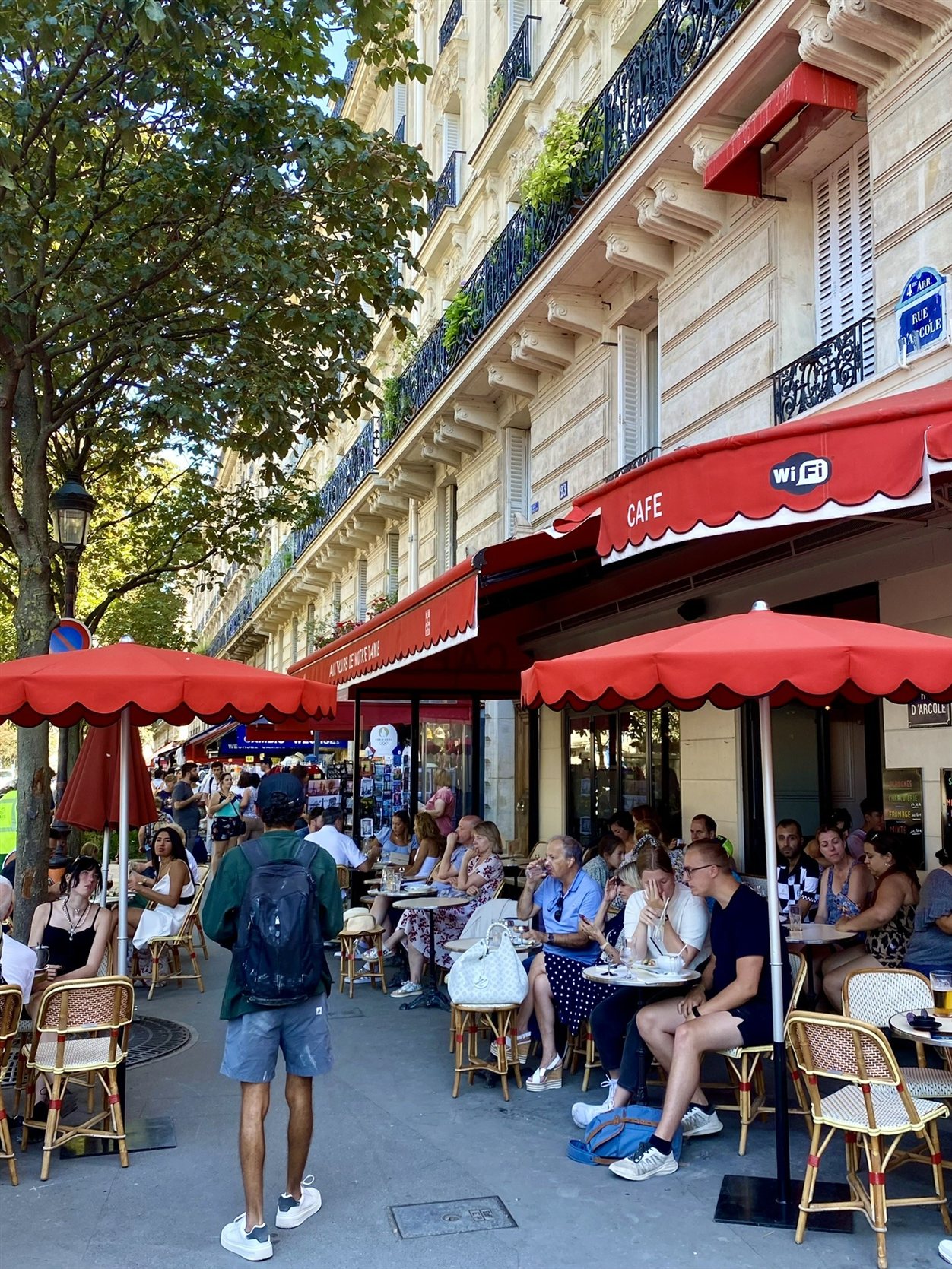 Terras aan de Rue d'Arcole bij de Notre-Dame