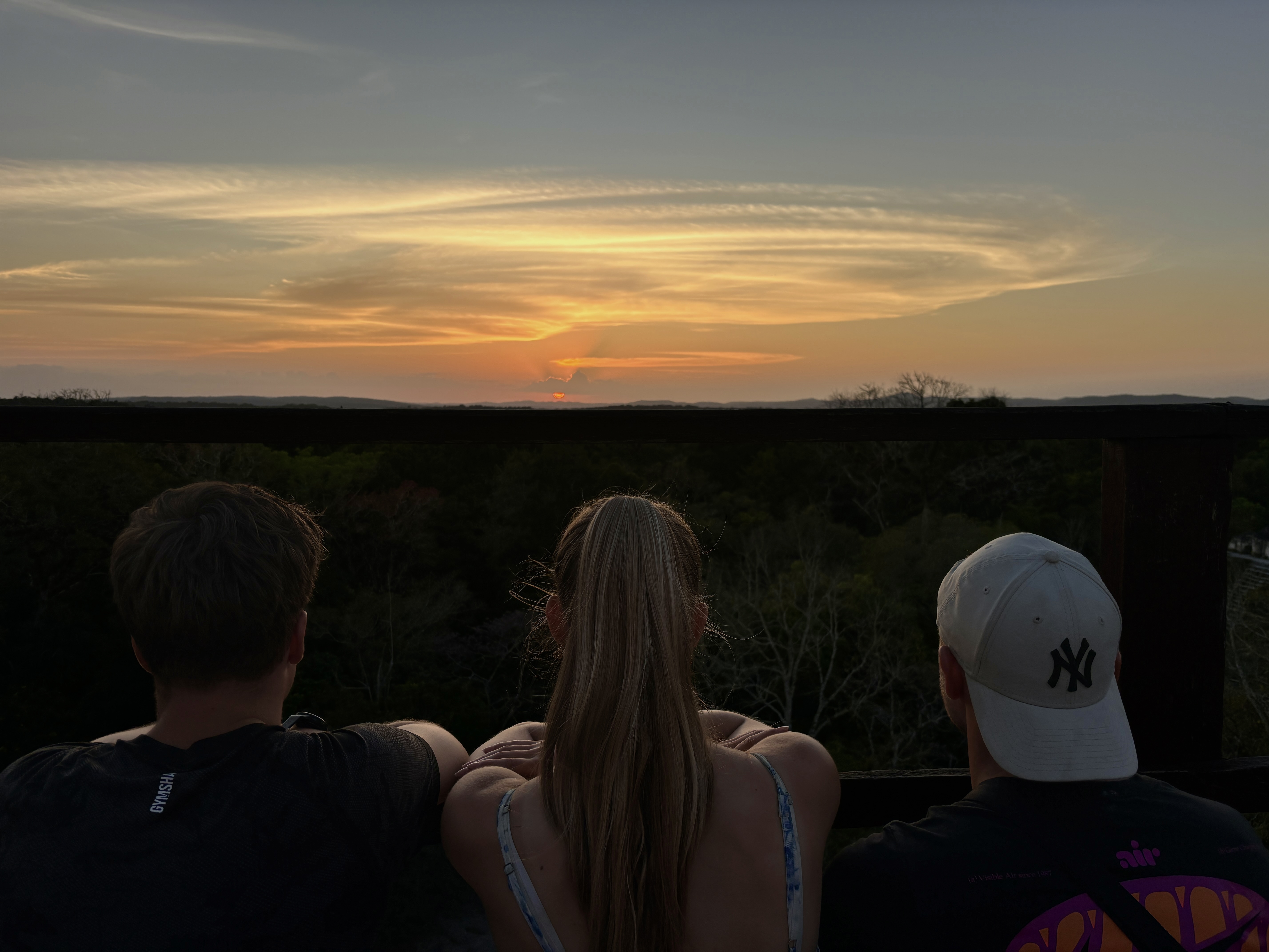 Zonsondergang over het regenwoud, gezien vanaf een tempel in Tikal
