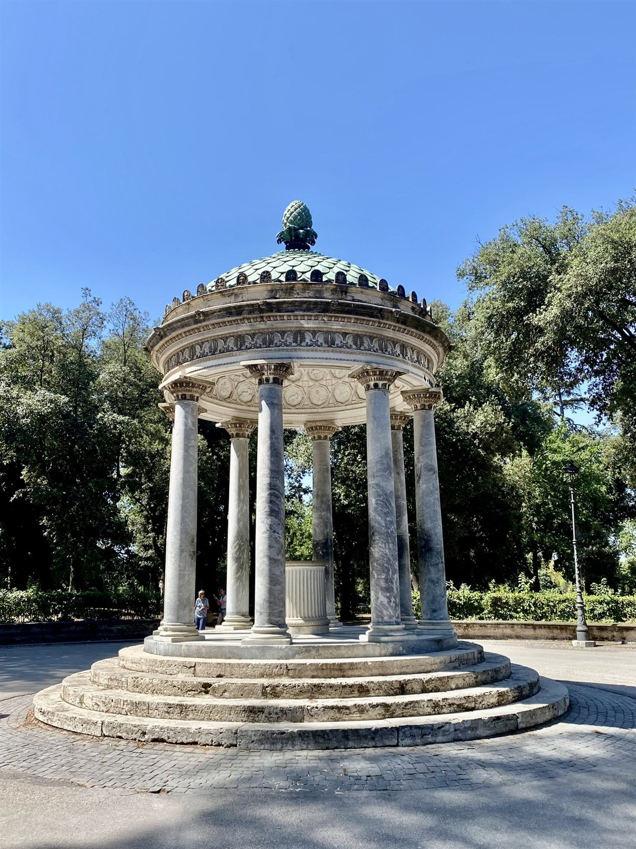 Tempeltje bij het meertje in Villa Borghese