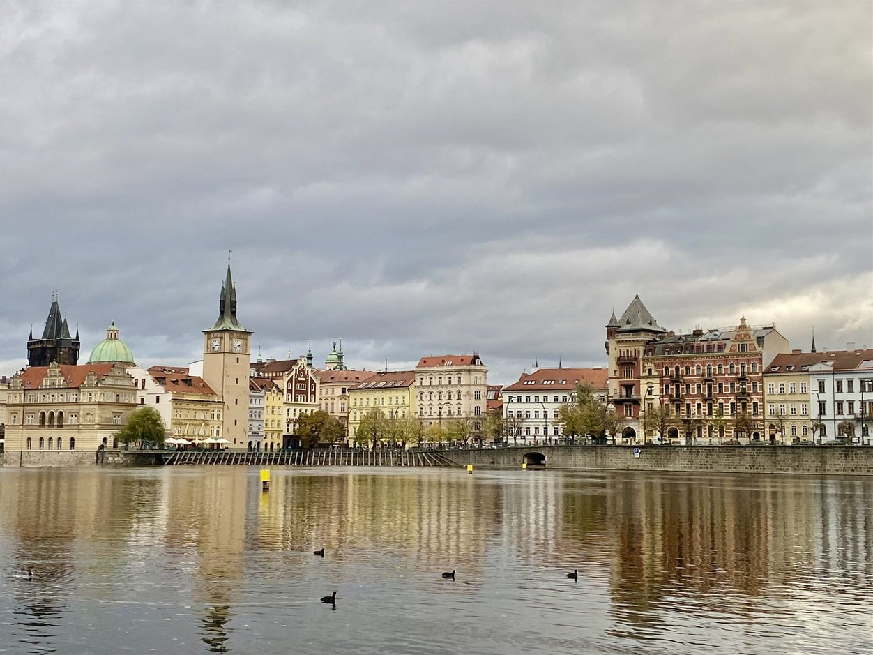 Skyline van Praag vanaf de Moldau